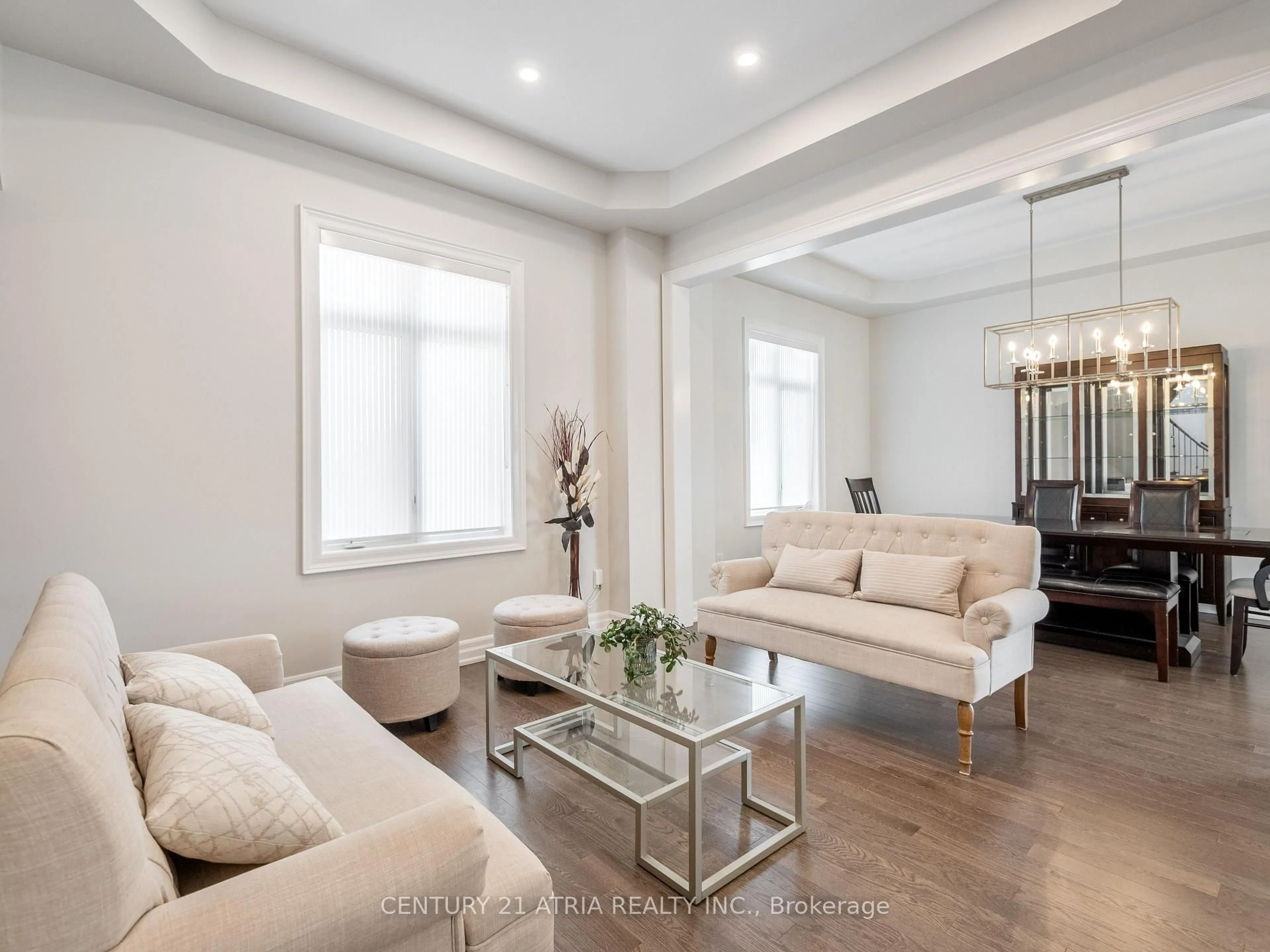 Living room with furniture, unknown for 28 Hamster Cres, Aurora Ontario L4G 3G7