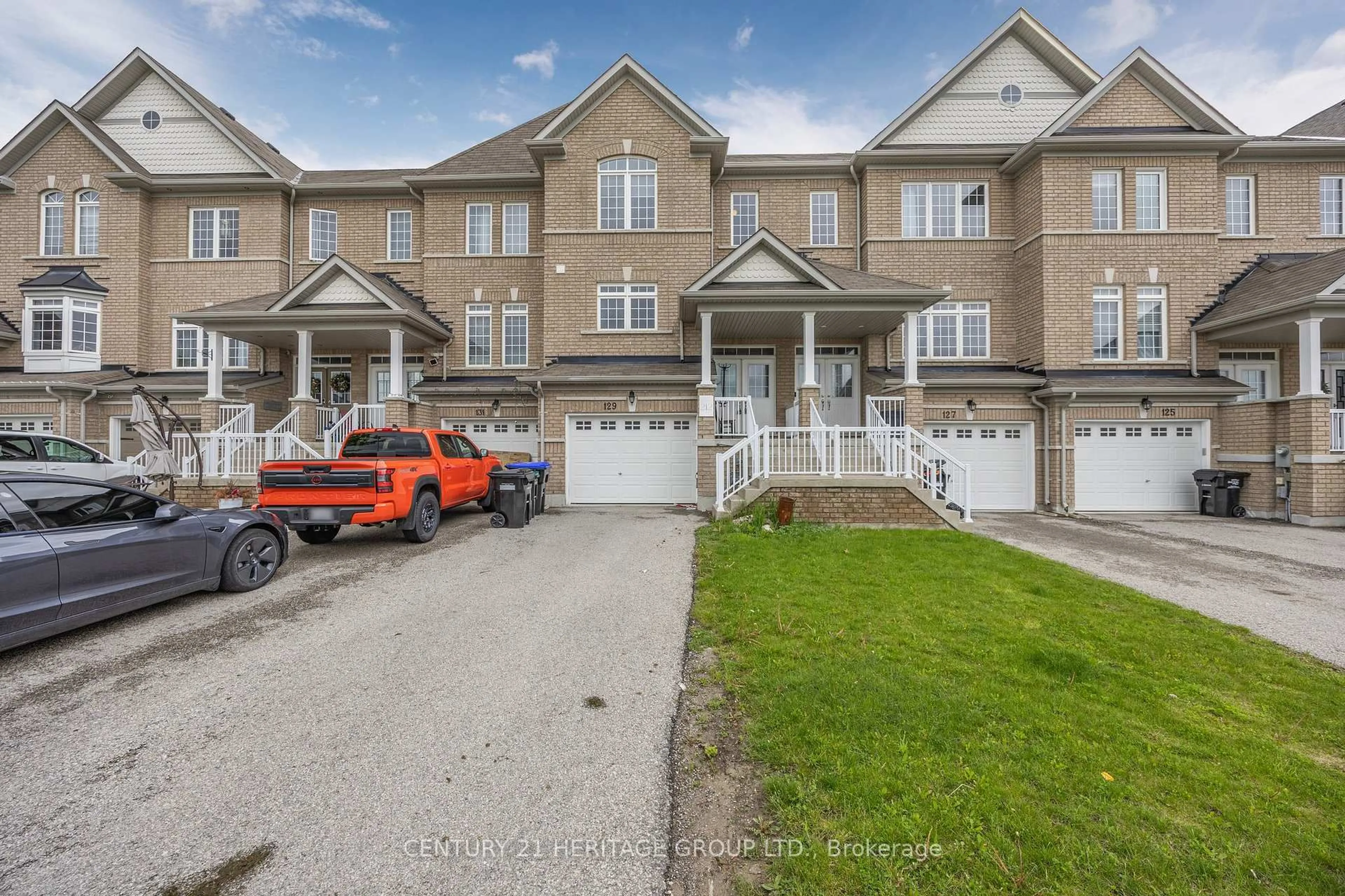 A pic from outside/outdoor area/front of a property/back of a property/a pic from drone, street for 129 Taucar Gate, Bradford West Gwillimbury Ontario L3Z 0V8