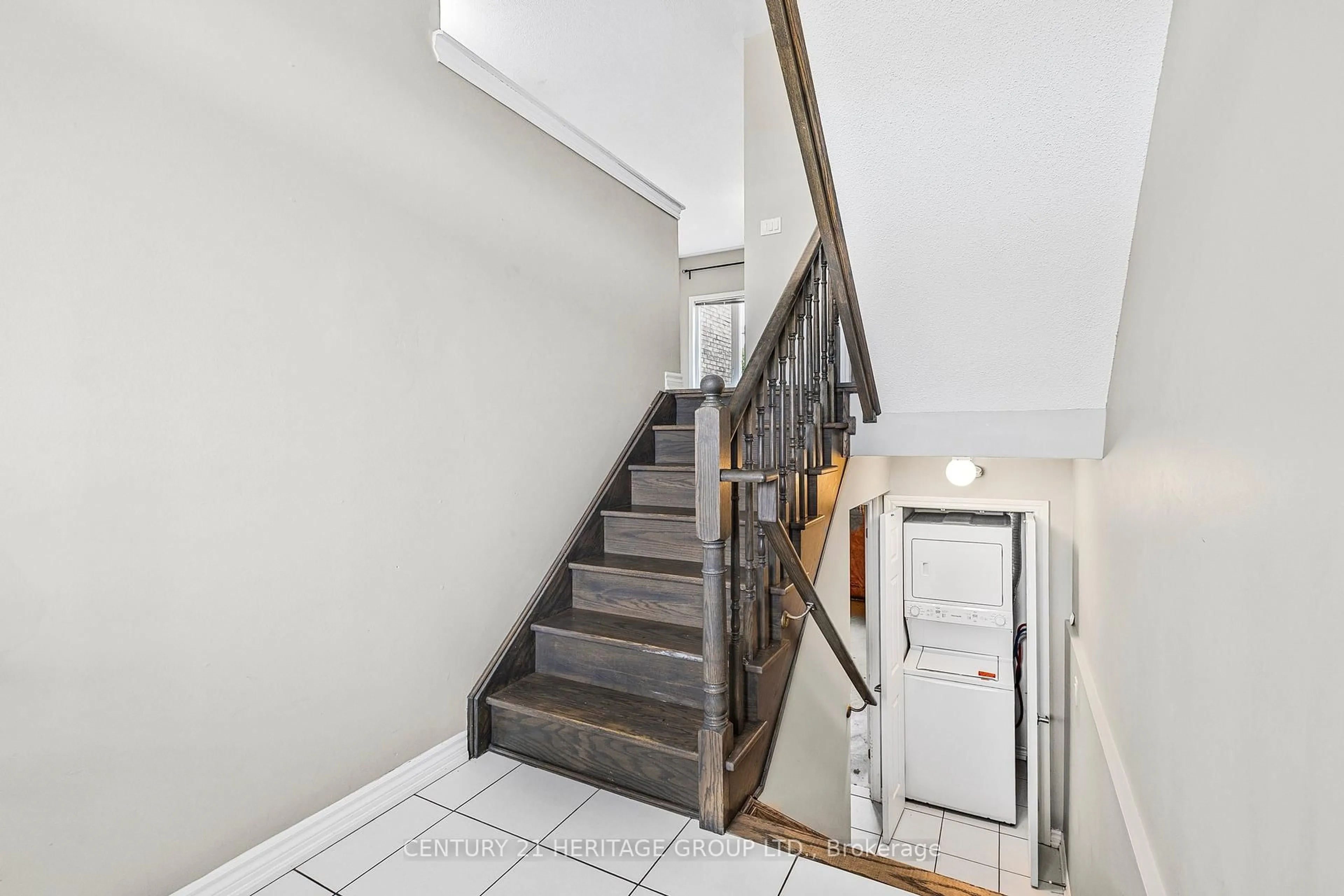 Stairs for 129 Taucar Gate, Bradford West Gwillimbury Ontario L3Z 0V8