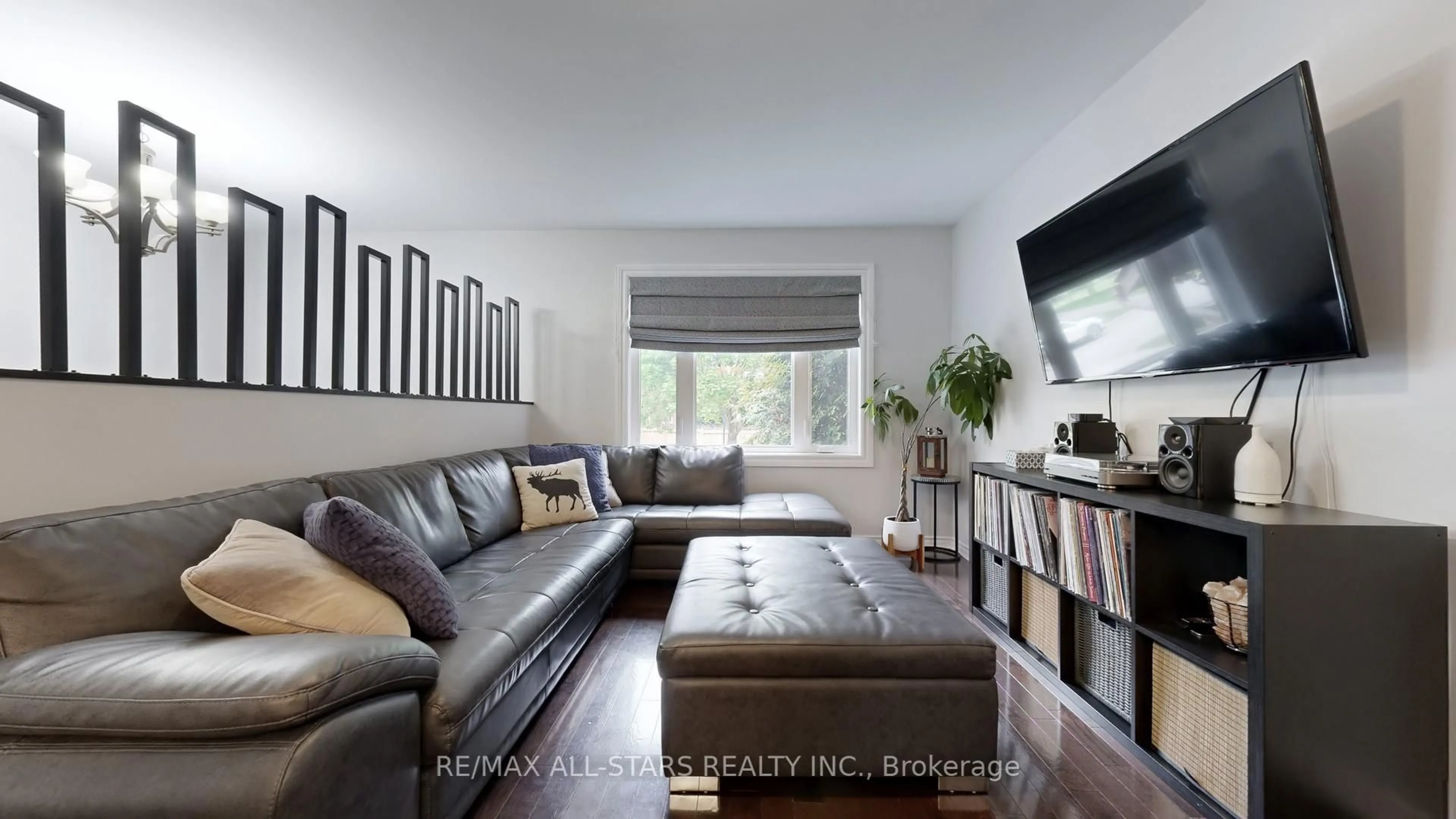 Living room with furniture, unknown for 6 Forsythe Dr, Uxbridge Ontario L9P 1V7