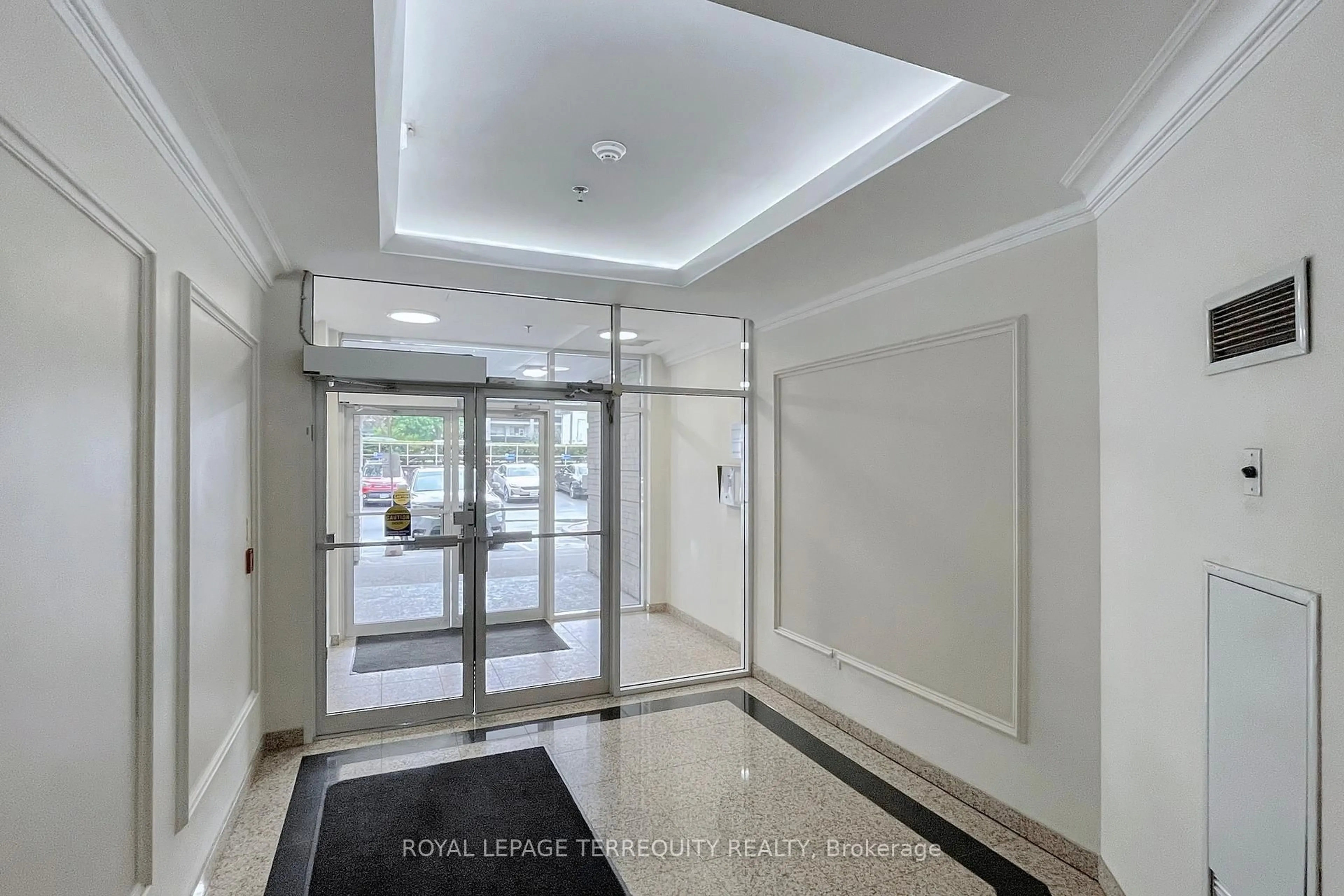 Indoor foyer for 7398 Yonge St #213, Vaughan Ontario L4J 8J2