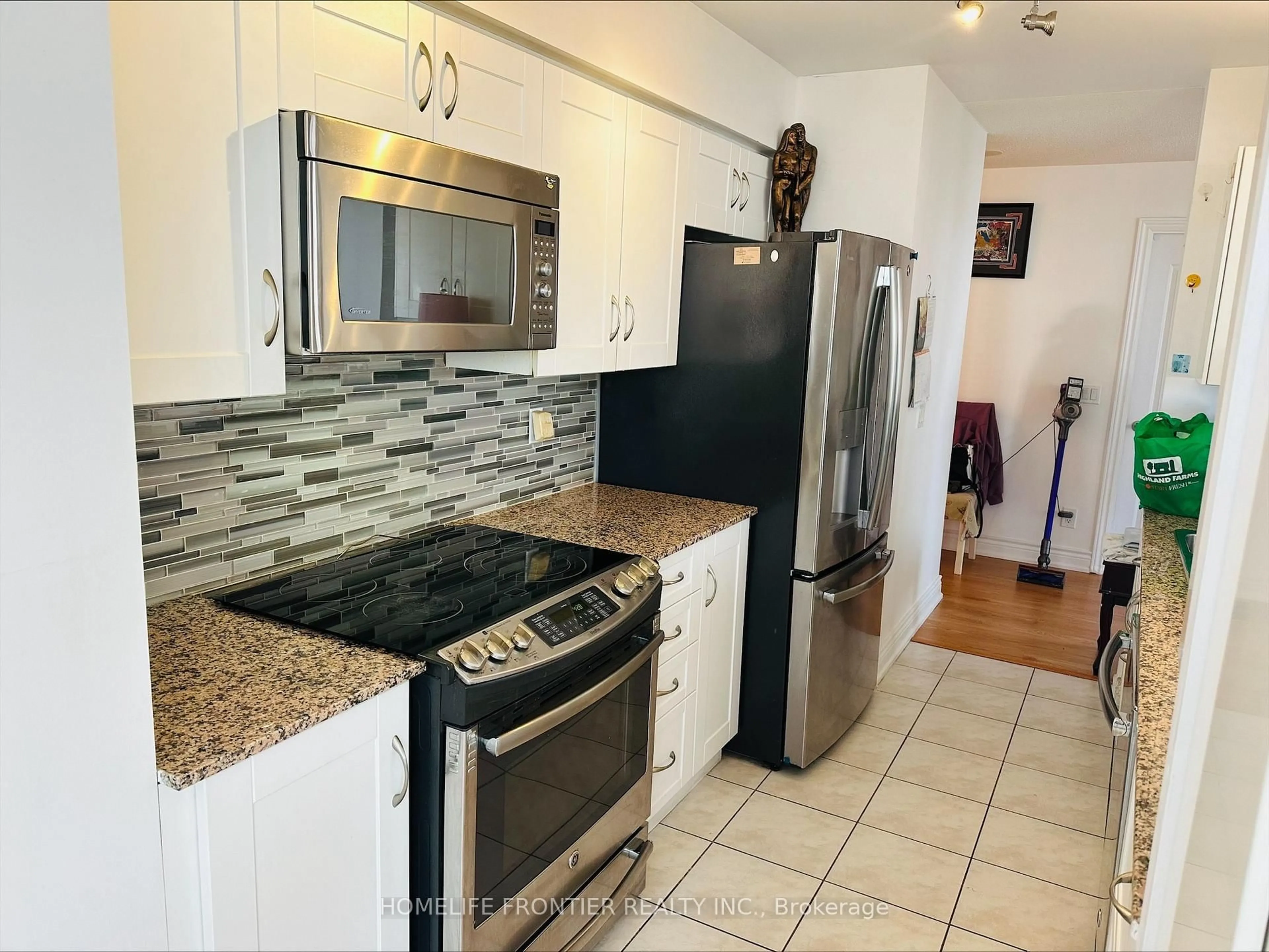Standard kitchen, ceramic/tile floor for 50 Disera Dr #805, Vaughan Ontario L4J 9E9