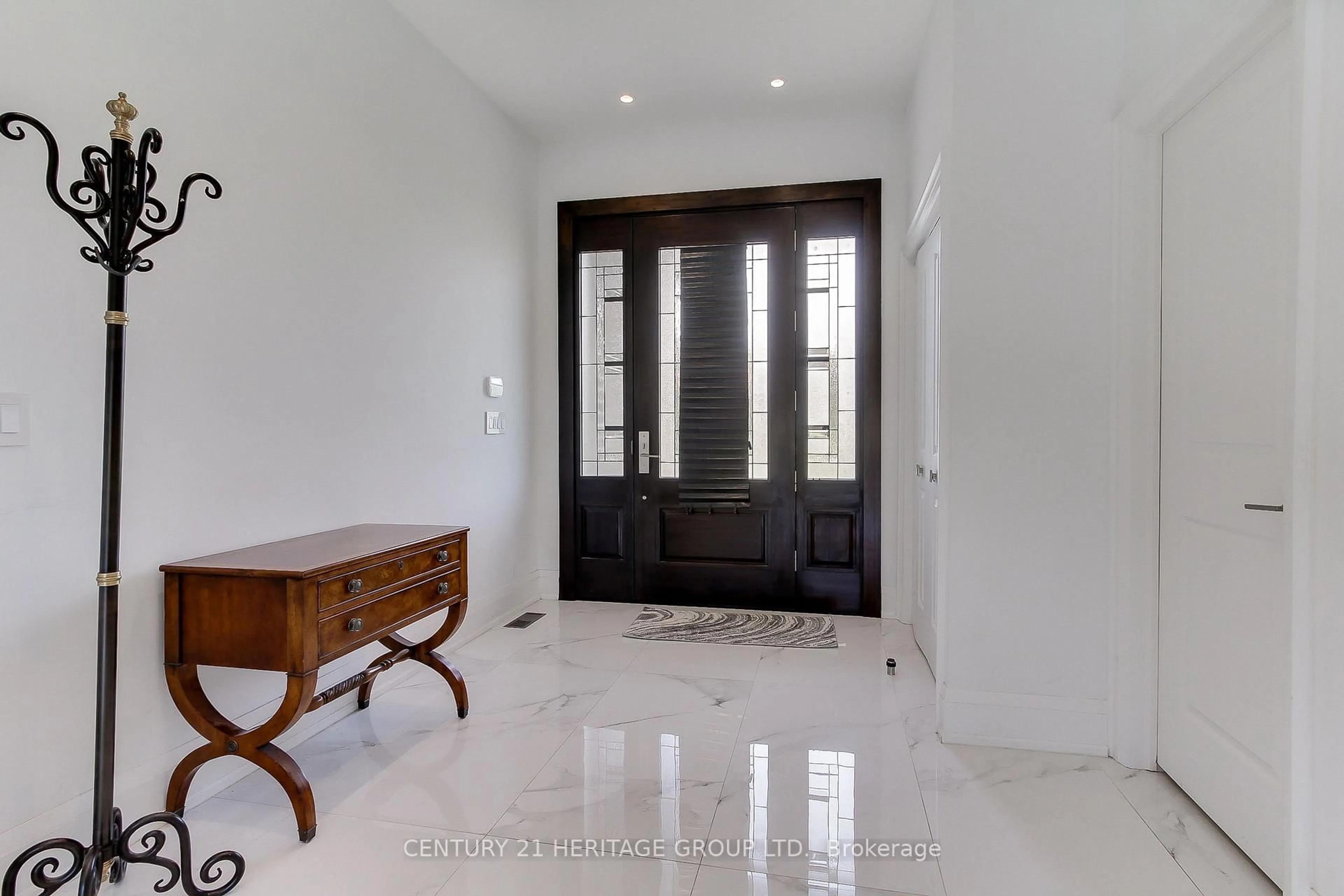 Indoor foyer for 148 Church St, Georgina Ontario L4P 1J5