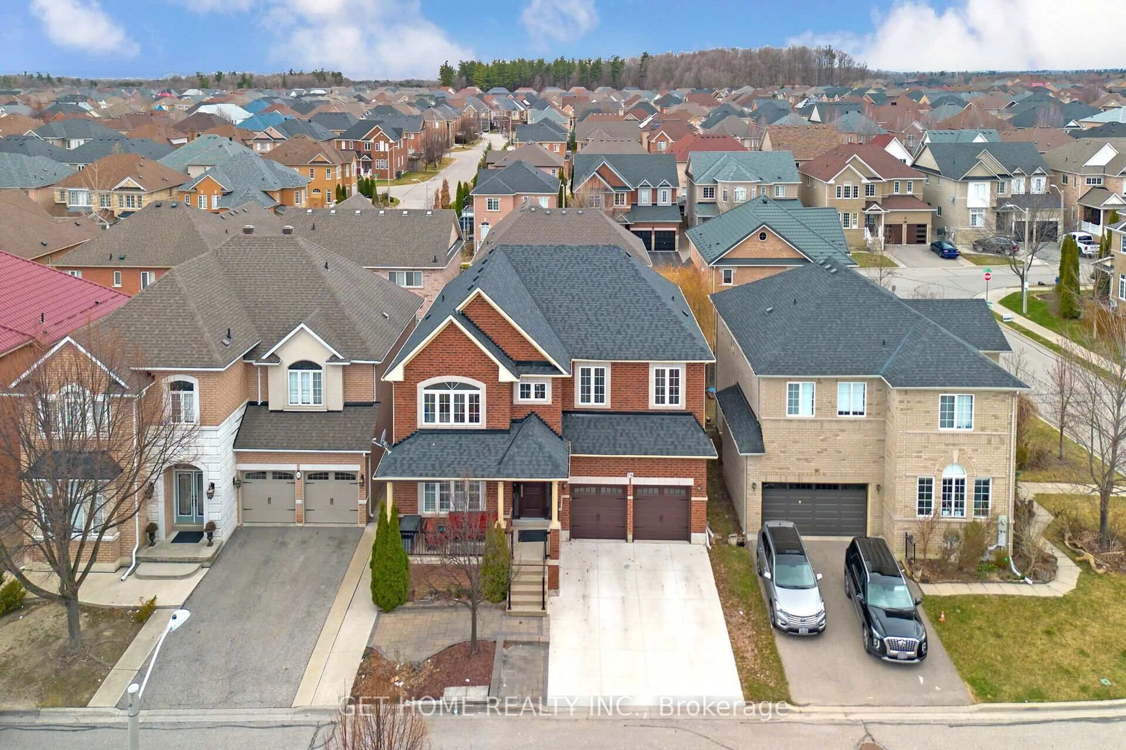 A pic from outside/outdoor area/front of a property/back of a property/a pic from drone, street for 76 Cetona Ave, Vaughan Ontario L4H 3A2