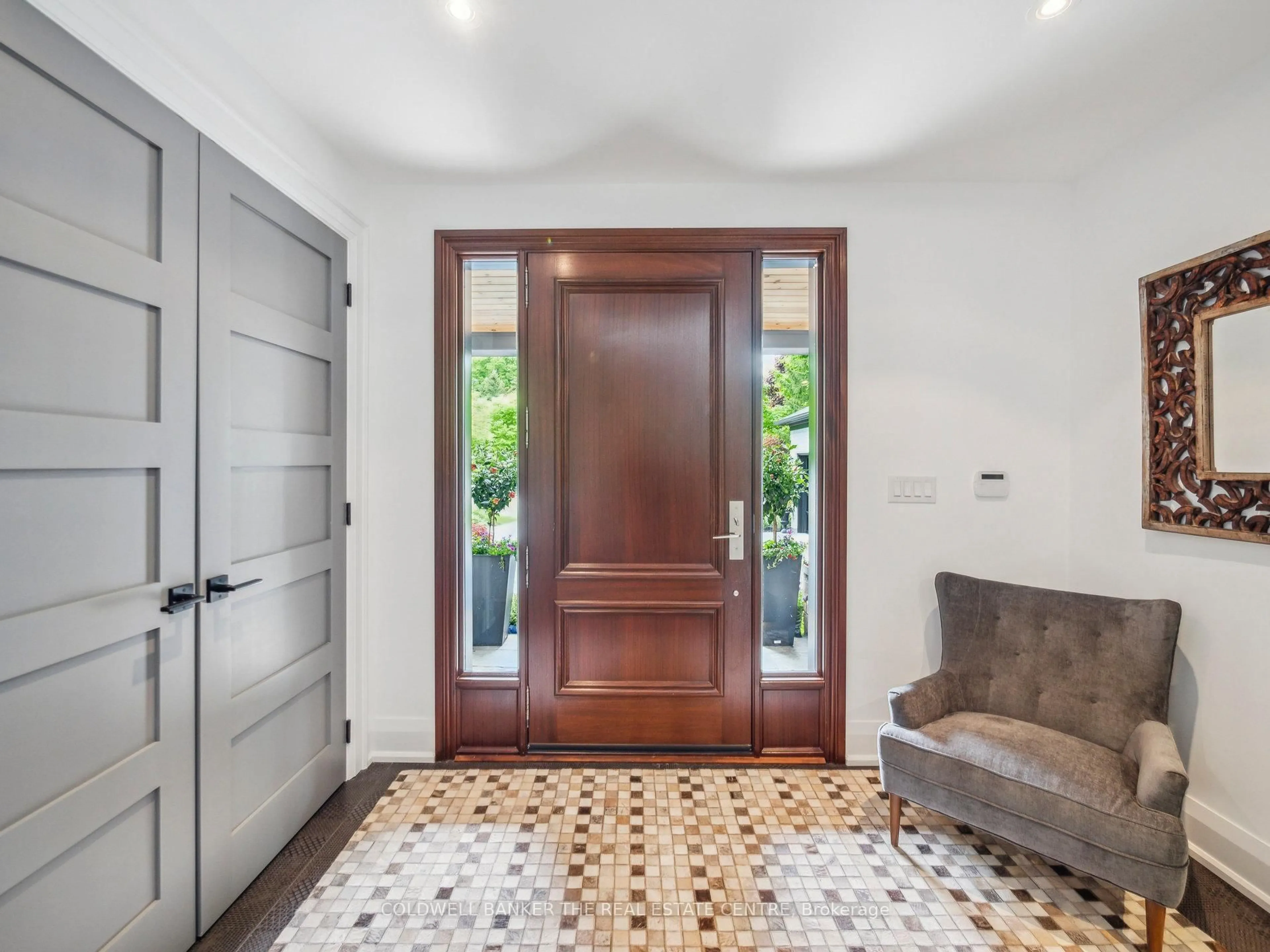 Indoor entryway for 8 Lenarthur Crt, Aurora Ontario L4G 6M2