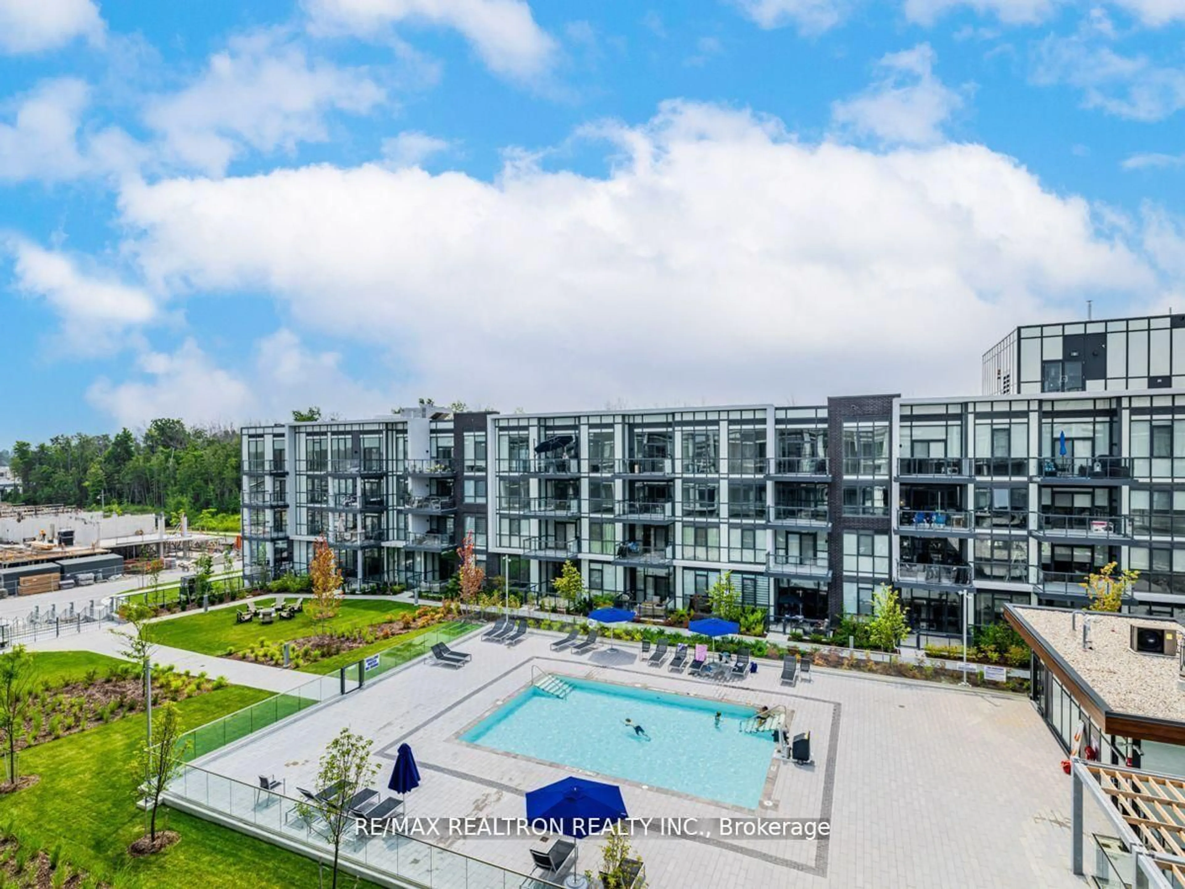 A pic from outside/outdoor area/front of a property/back of a property/a pic from drone, unknown for 415 Sea Ray Ave #424, Innisfil Ontario L9S 0R5