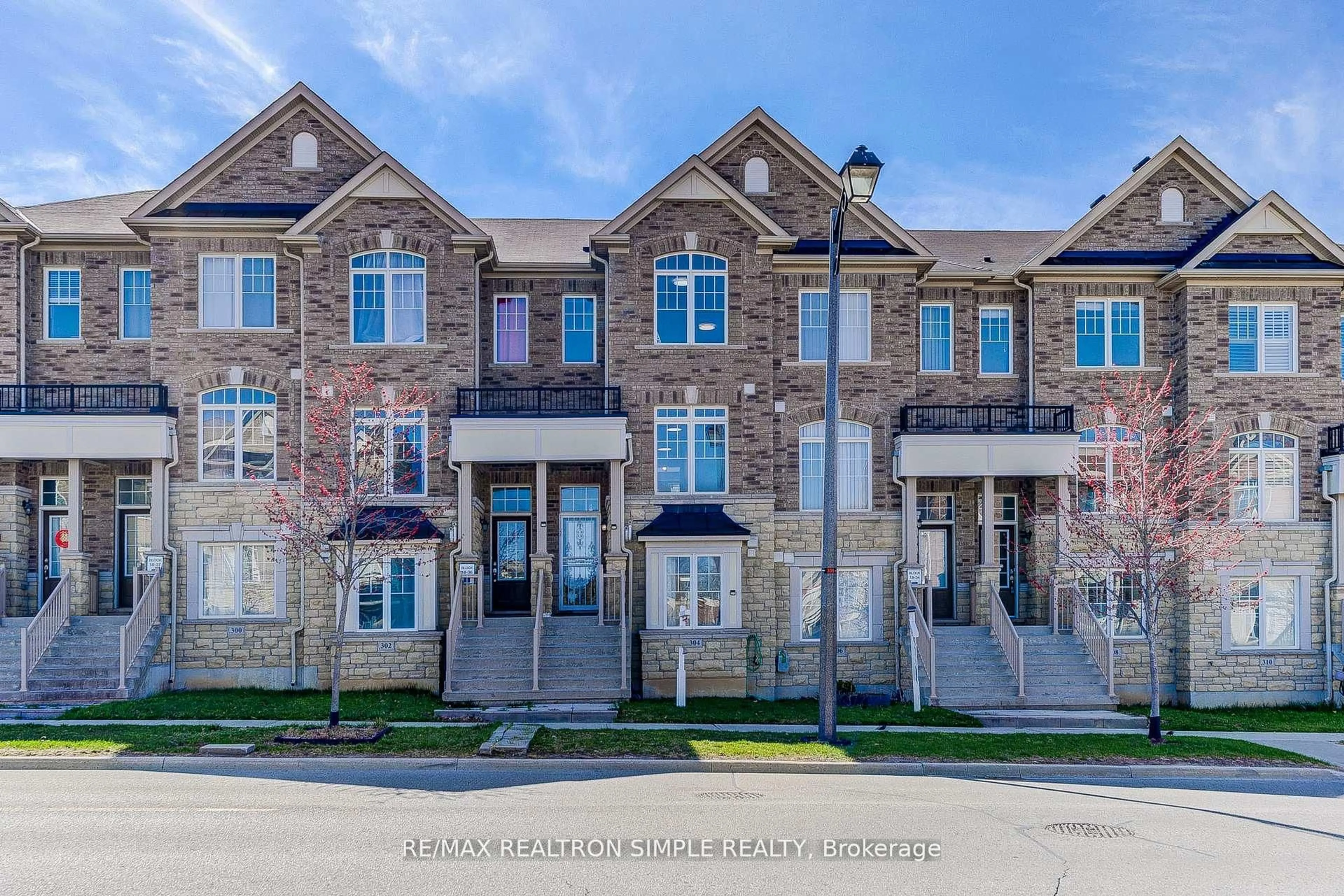 A pic from outside/outdoor area/front of a property/back of a property/a pic from drone, street for 304 Delray Dr, Markham Ontario L6E 0R1