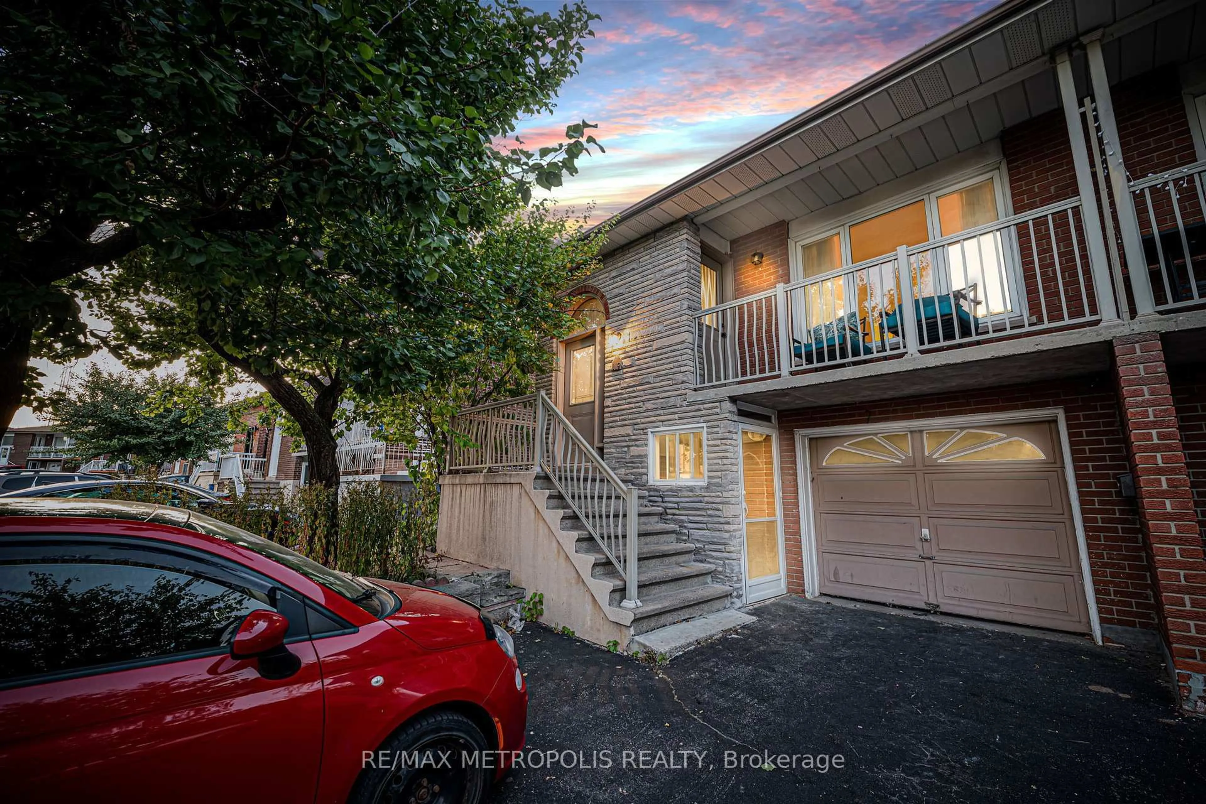 A pic from outside/outdoor area/front of a property/back of a property/a pic from drone, street for 119 Albany Dr, Vaughan Ontario L4L 2X6