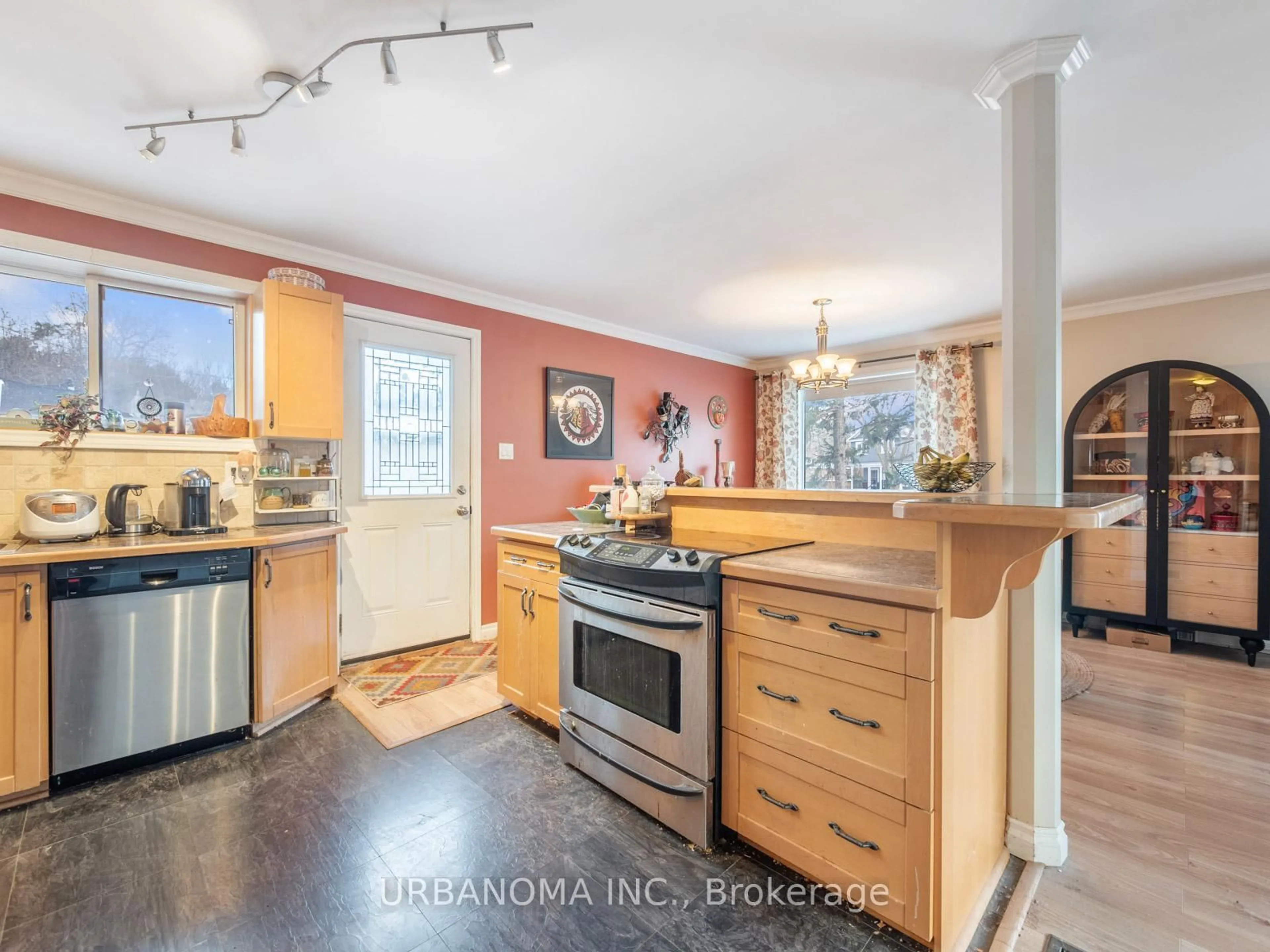 Open concept kitchen, unknown for 25 Algonquin Cres, Aurora Ontario L4G 3E6