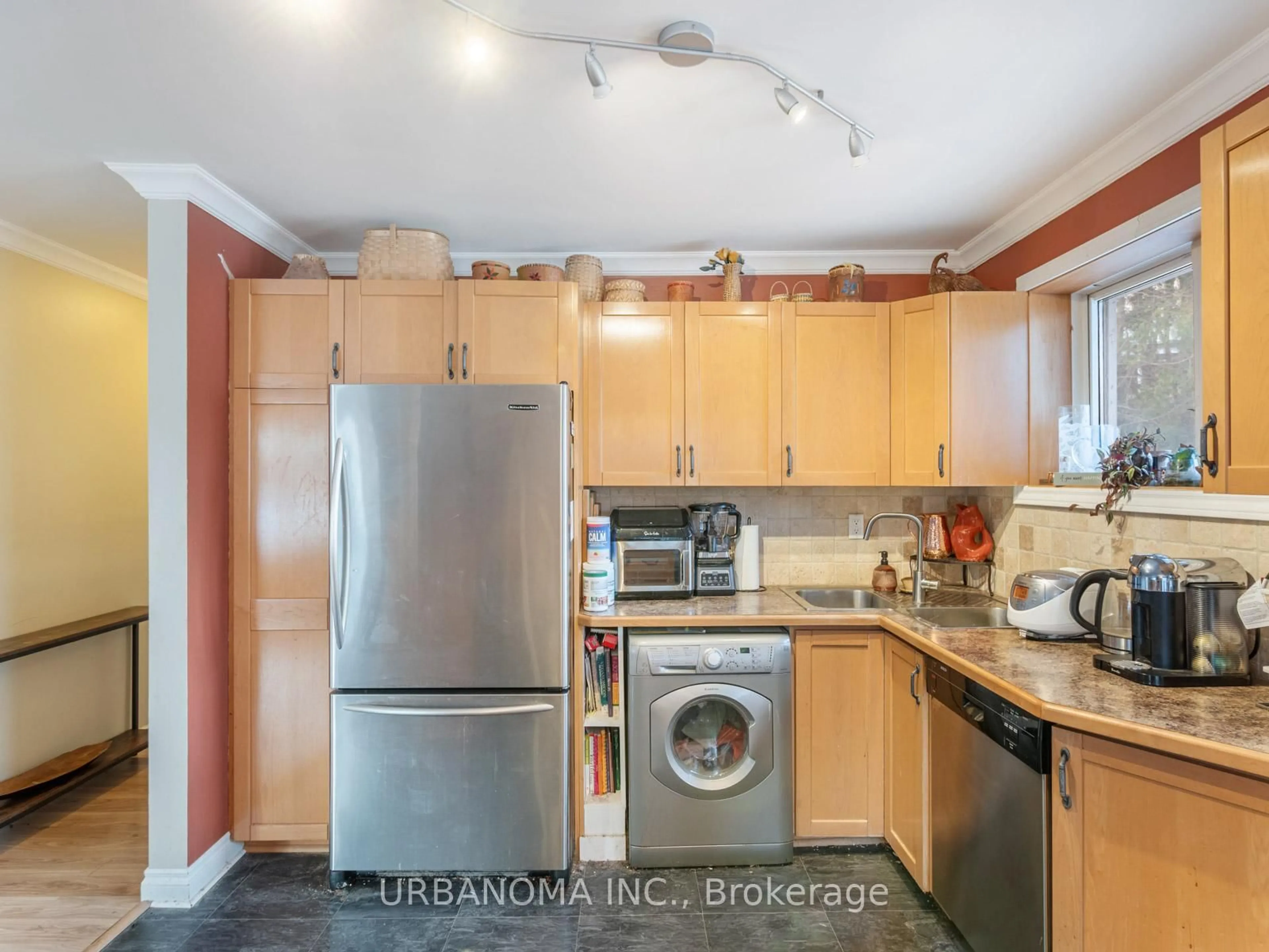 Standard kitchen, wood/laminate floor for 25 Algonquin Cres, Aurora Ontario L4G 3E6