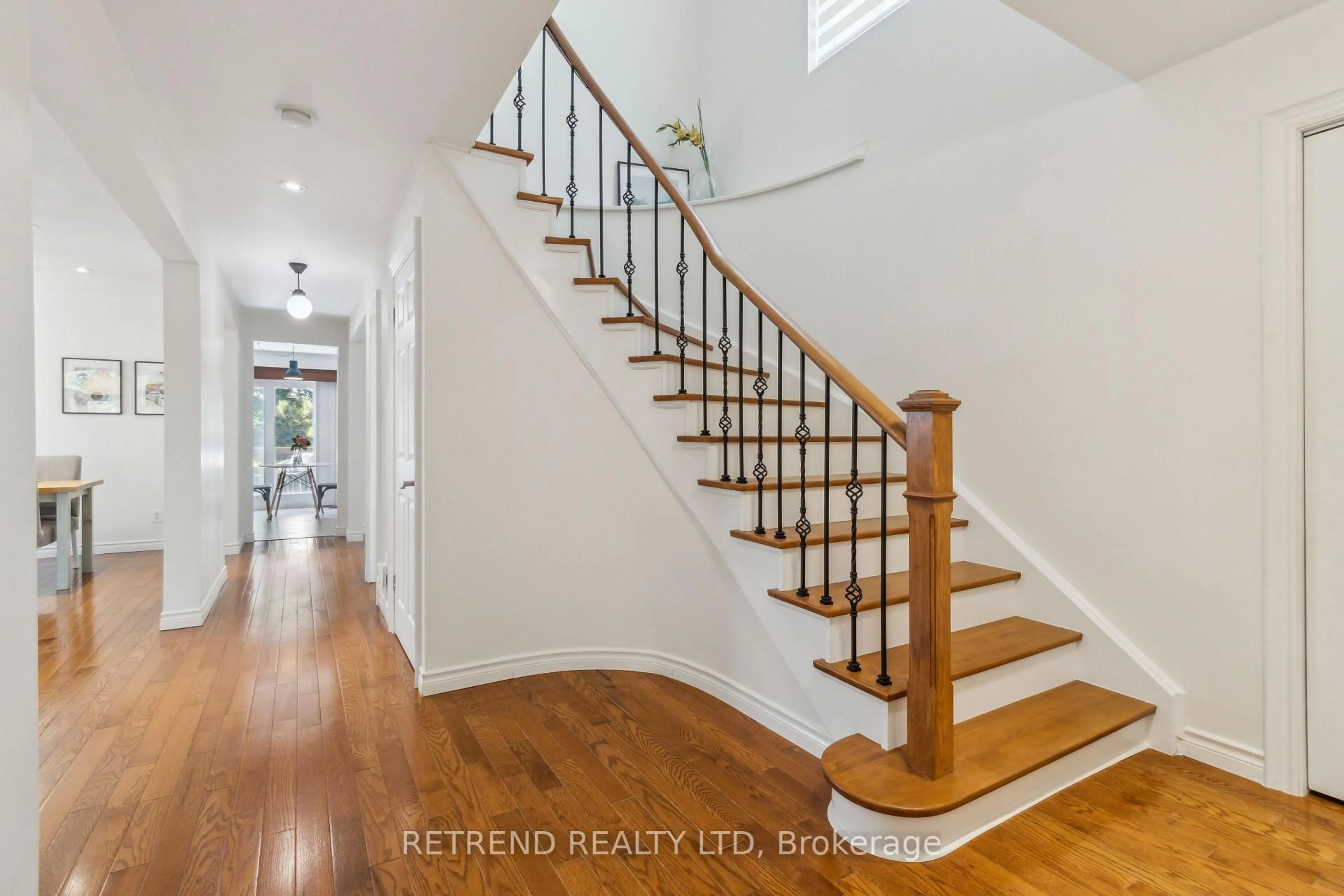 Indoor entryway for 72 Holm Cres, Markham Ontario L3T 5J3