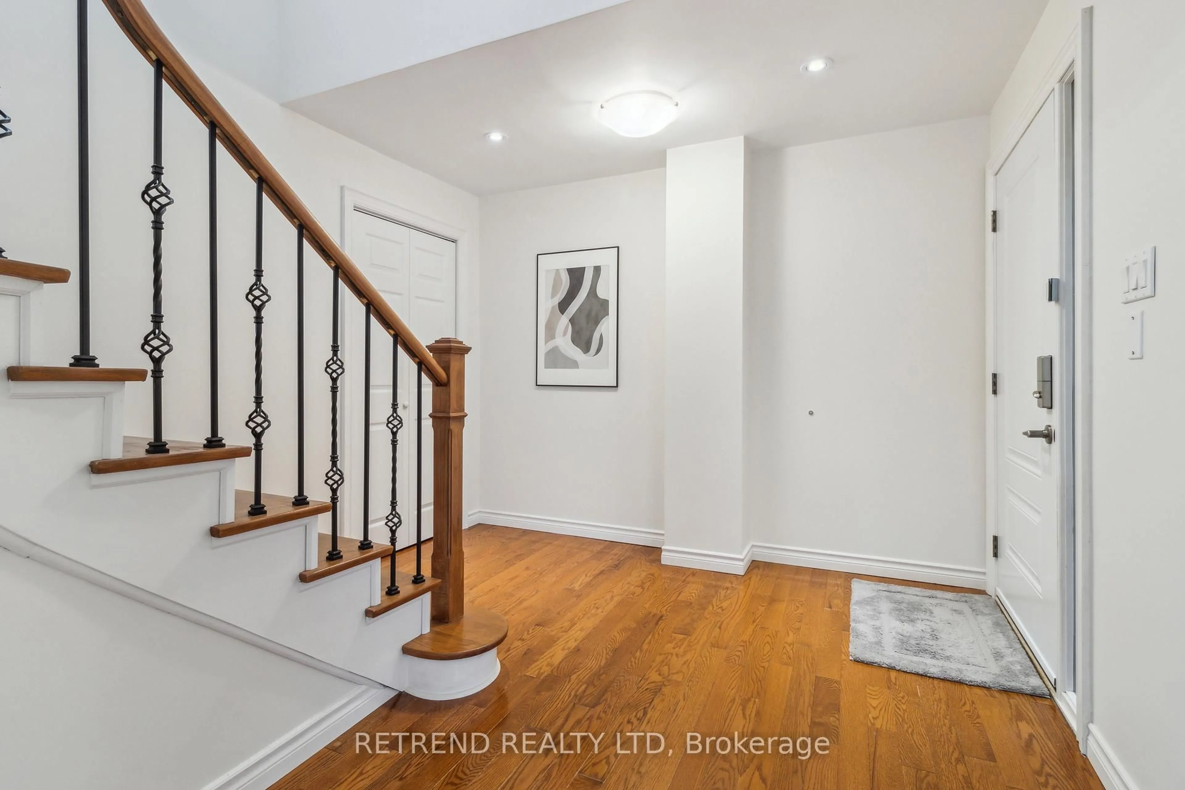 Indoor entryway for 72 Holm Cres, Markham Ontario L3T 5J3