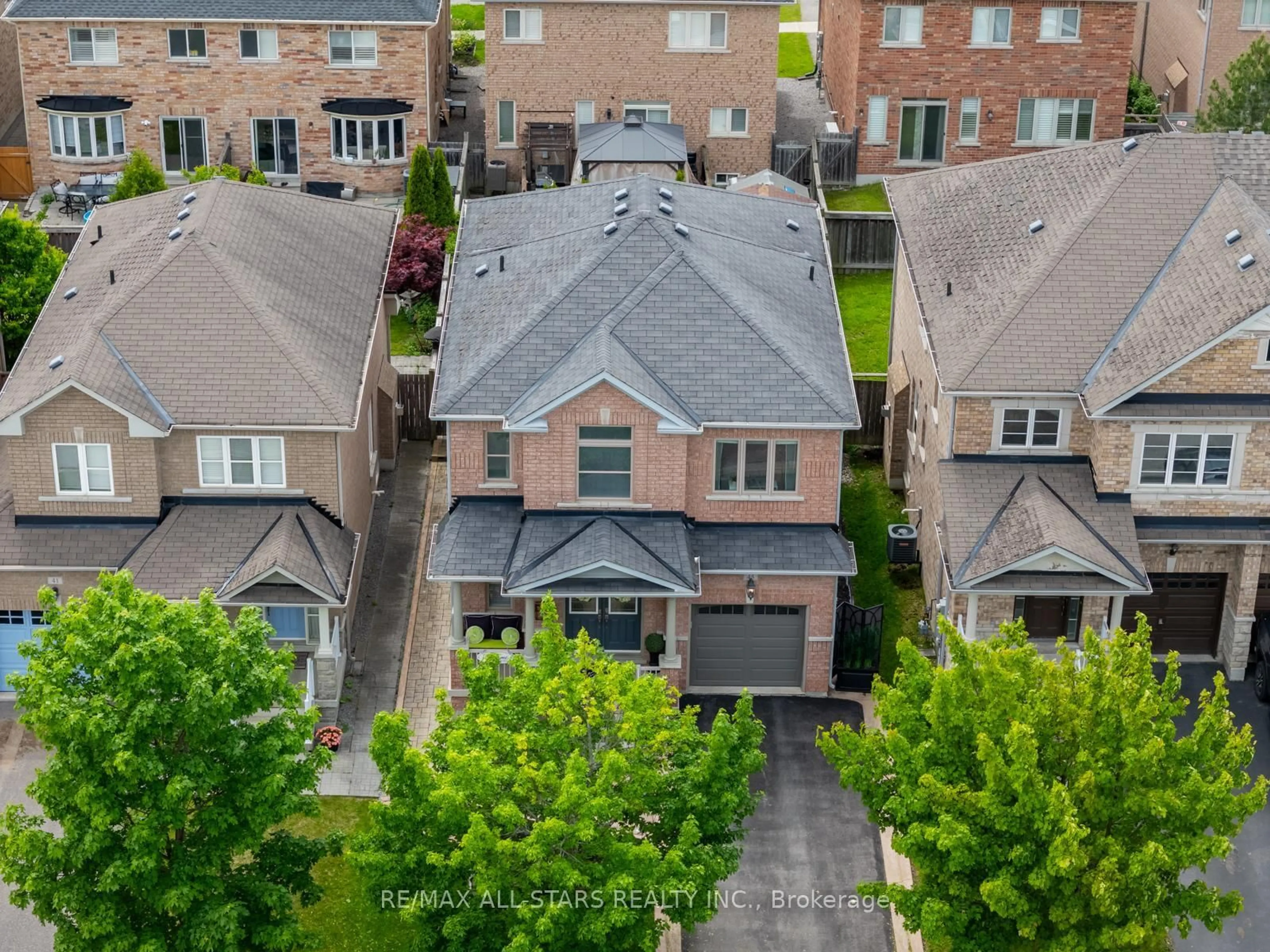 A pic from outside/outdoor area/front of a property/back of a property/a pic from drone, street for 45 Grandwood Ave, Whitchurch-Stouffville Ontario L4A 0R5