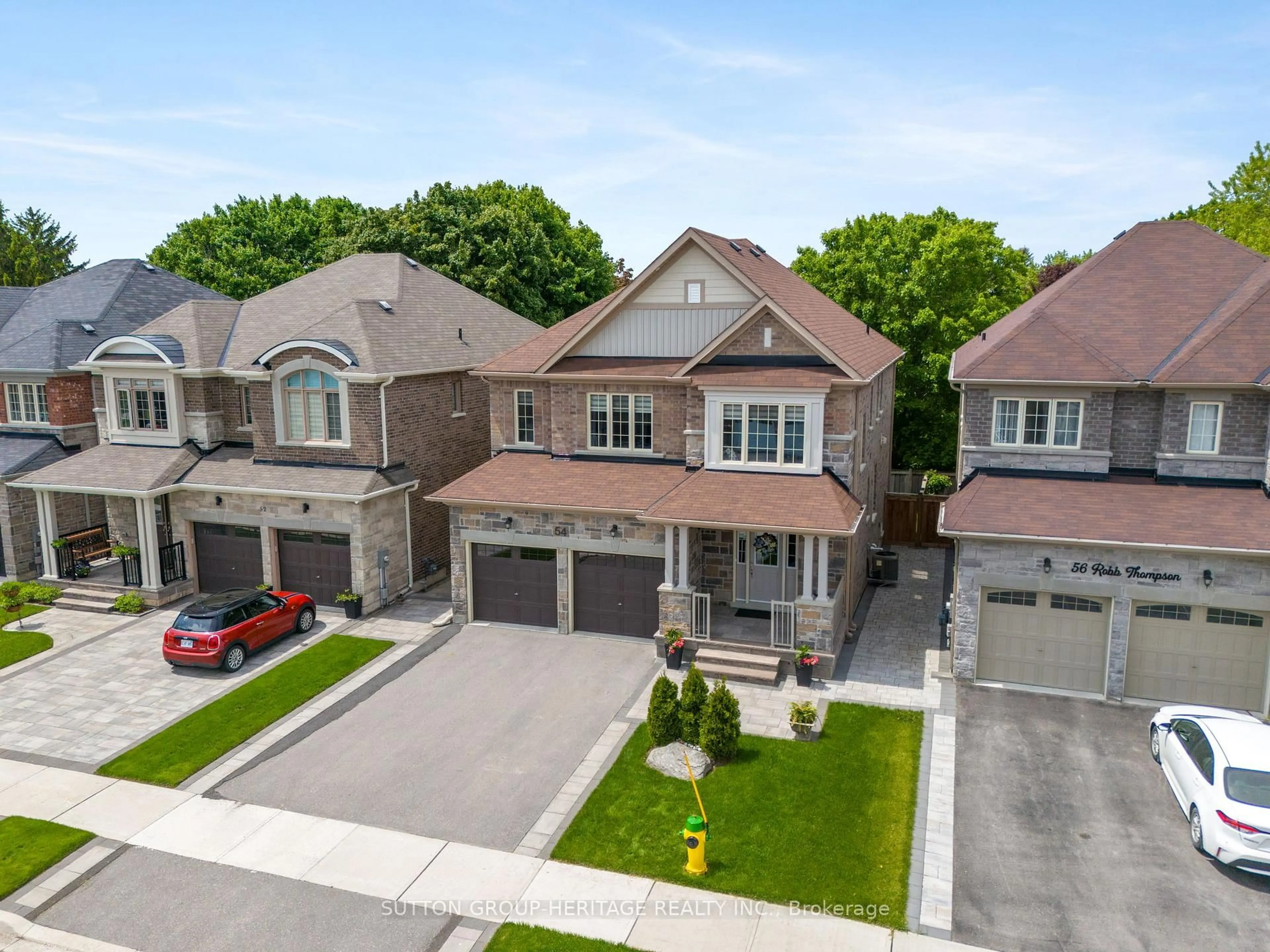 A pic from outside/outdoor area/front of a property/back of a property/a pic from drone, street for 54 Robb Thompson Rd, East Gwillimbury Ontario L0G 1M0