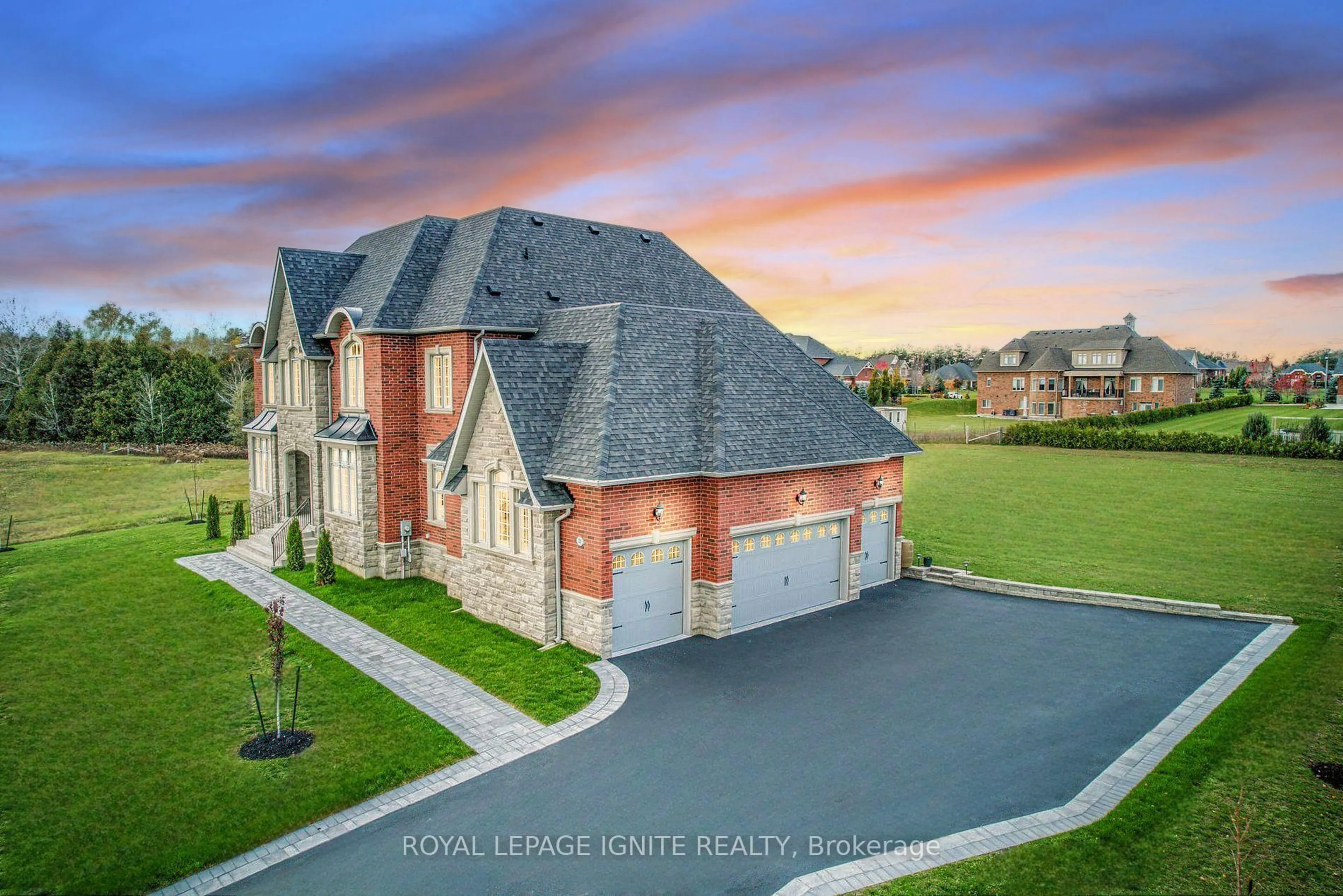 A pic from outside/outdoor area/front of a property/back of a property/a pic from drone, street for 23 Spruceview Pl, Whitchurch-Stouffville Ontario L4A 1W3