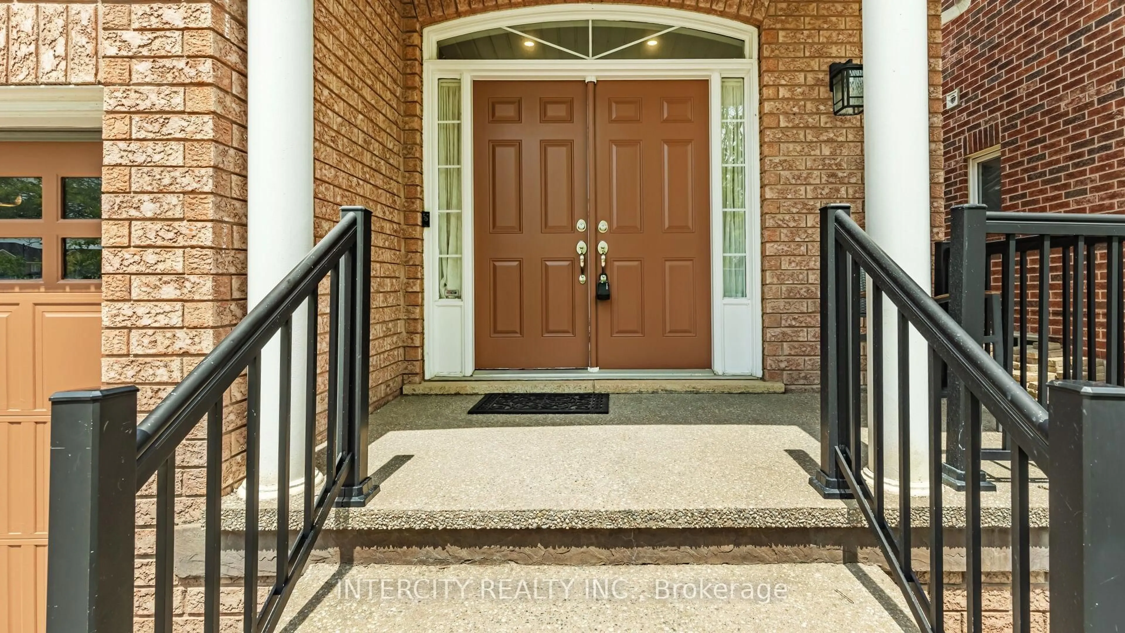 Indoor entryway for 16 Venice Gate Dr, Vaughan Ontario L4H 0E7