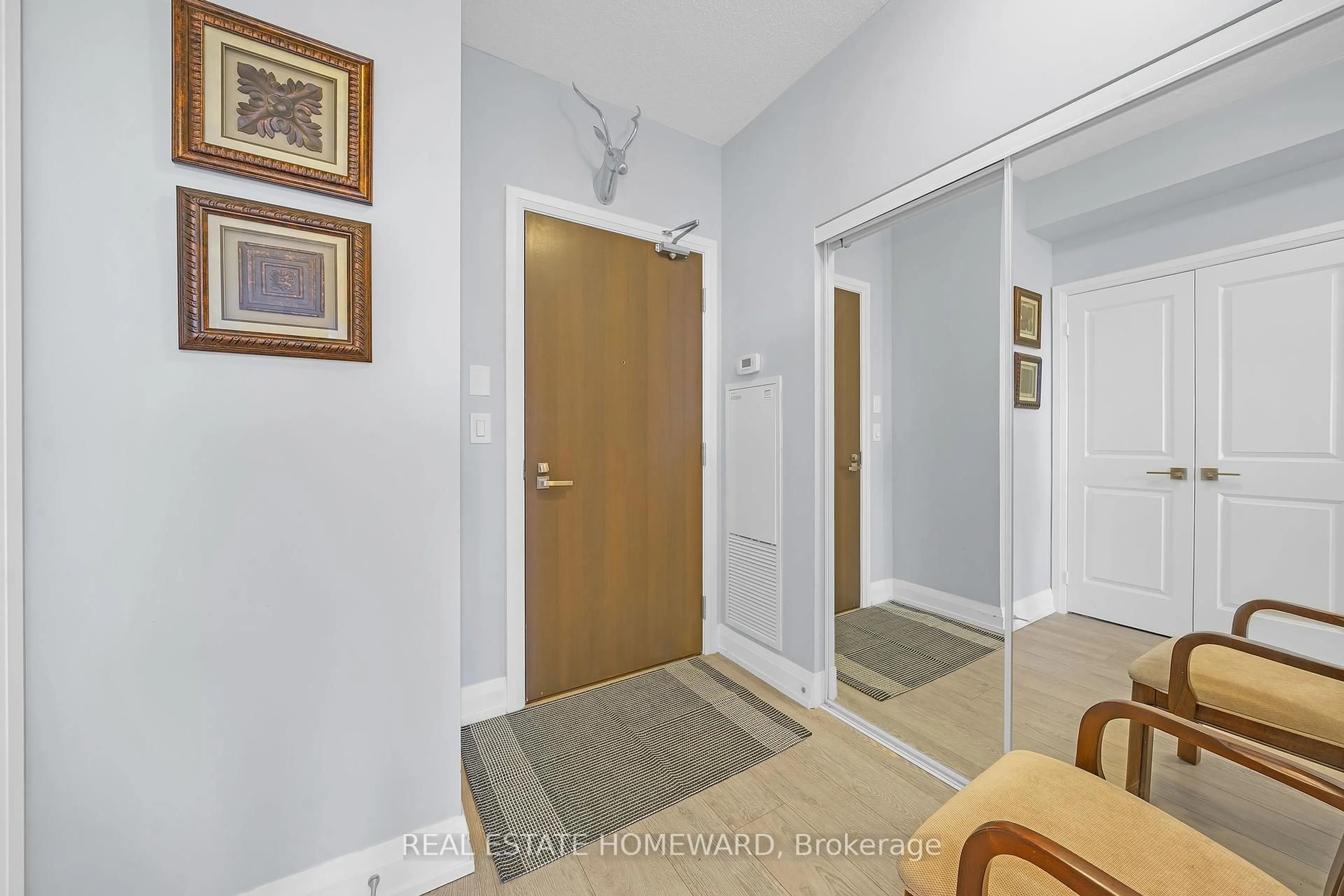 Indoor foyer for 7161 Yonge St #1525, Markham Ontario L3T 0C8