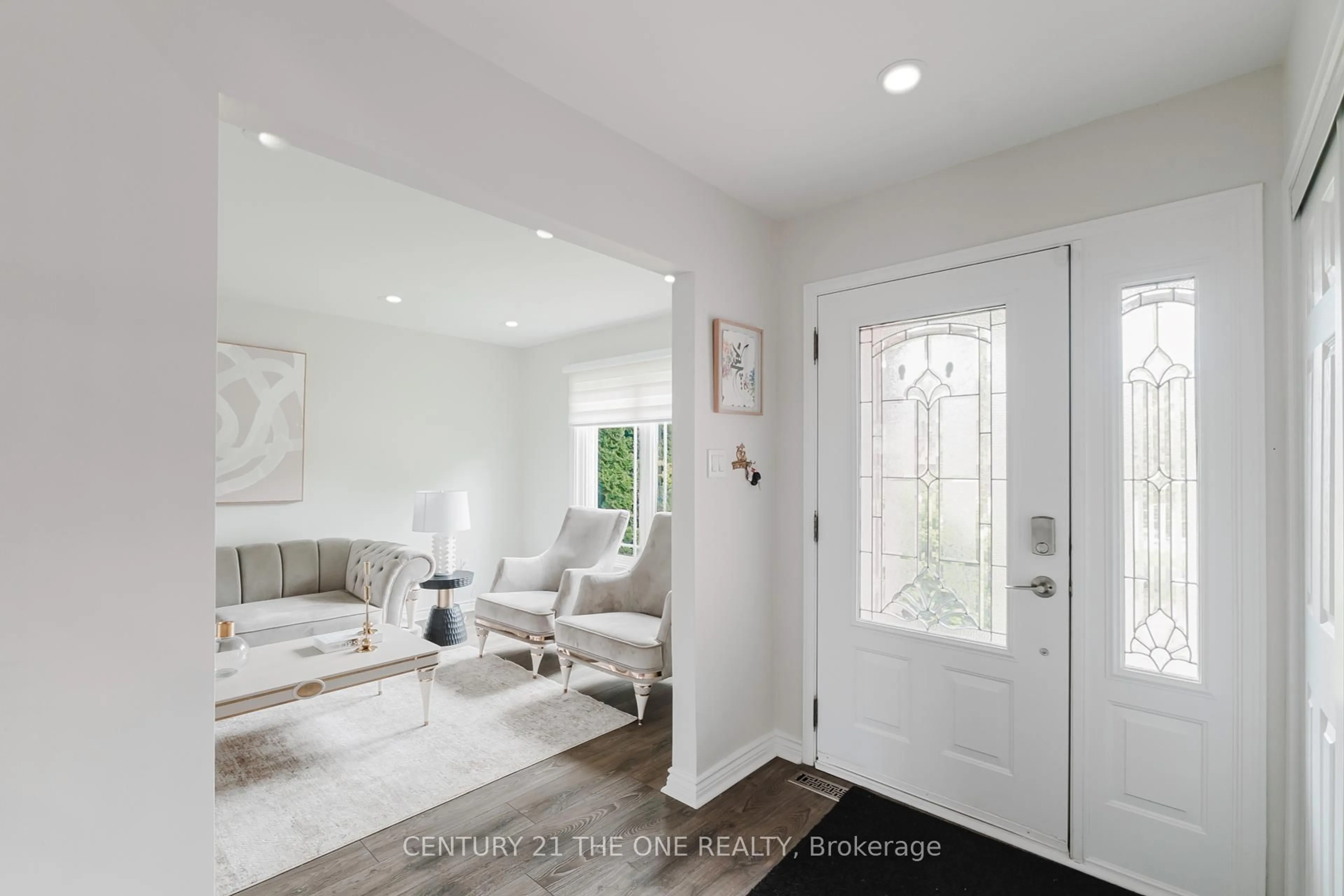 Indoor entryway for 971 Leslie Valley Dr, Newmarket Ontario L3Y 7E7