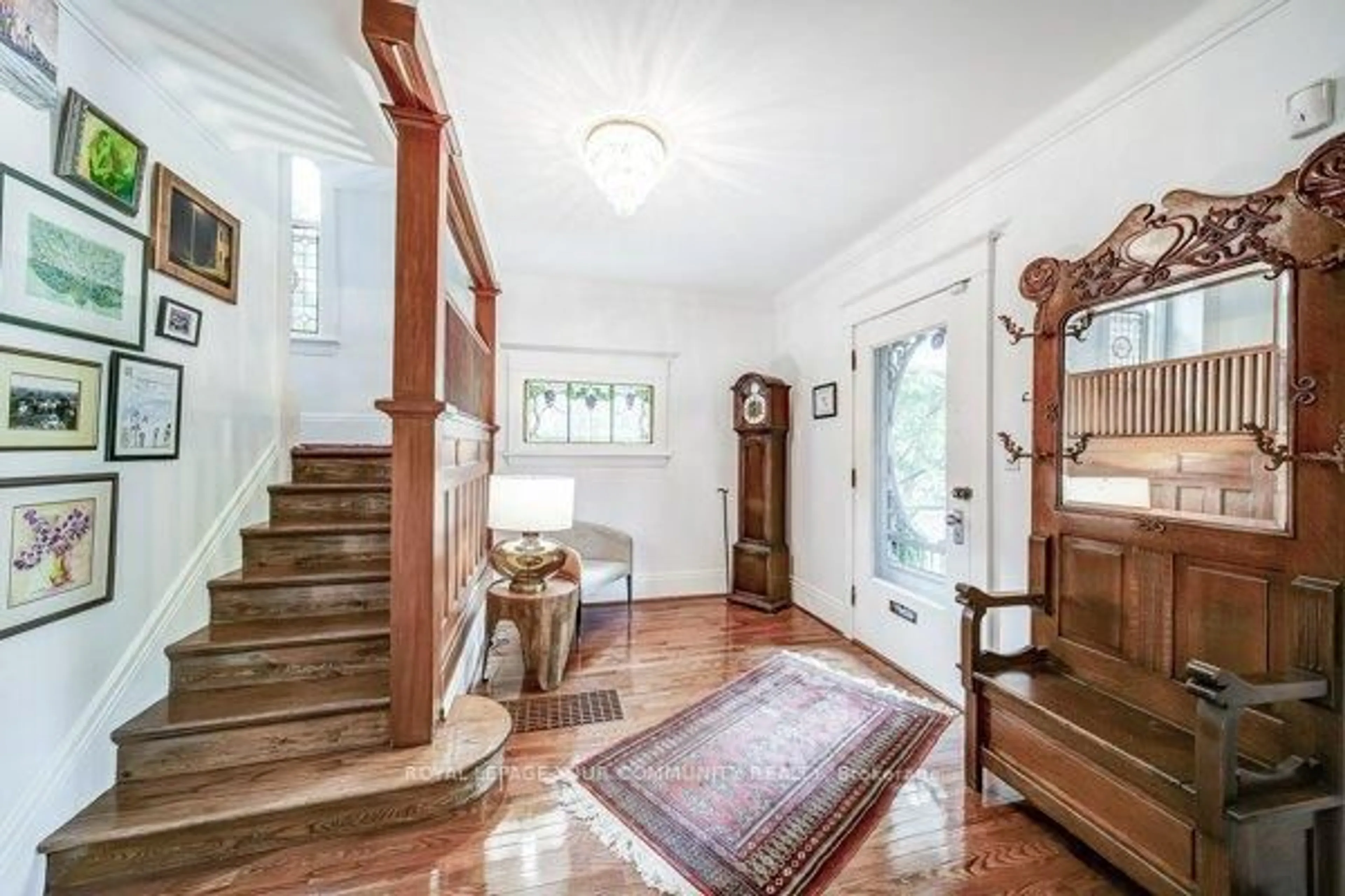 Indoor foyer for 59 Roseview Ave, Richmond Hill Ontario L4C 1C6