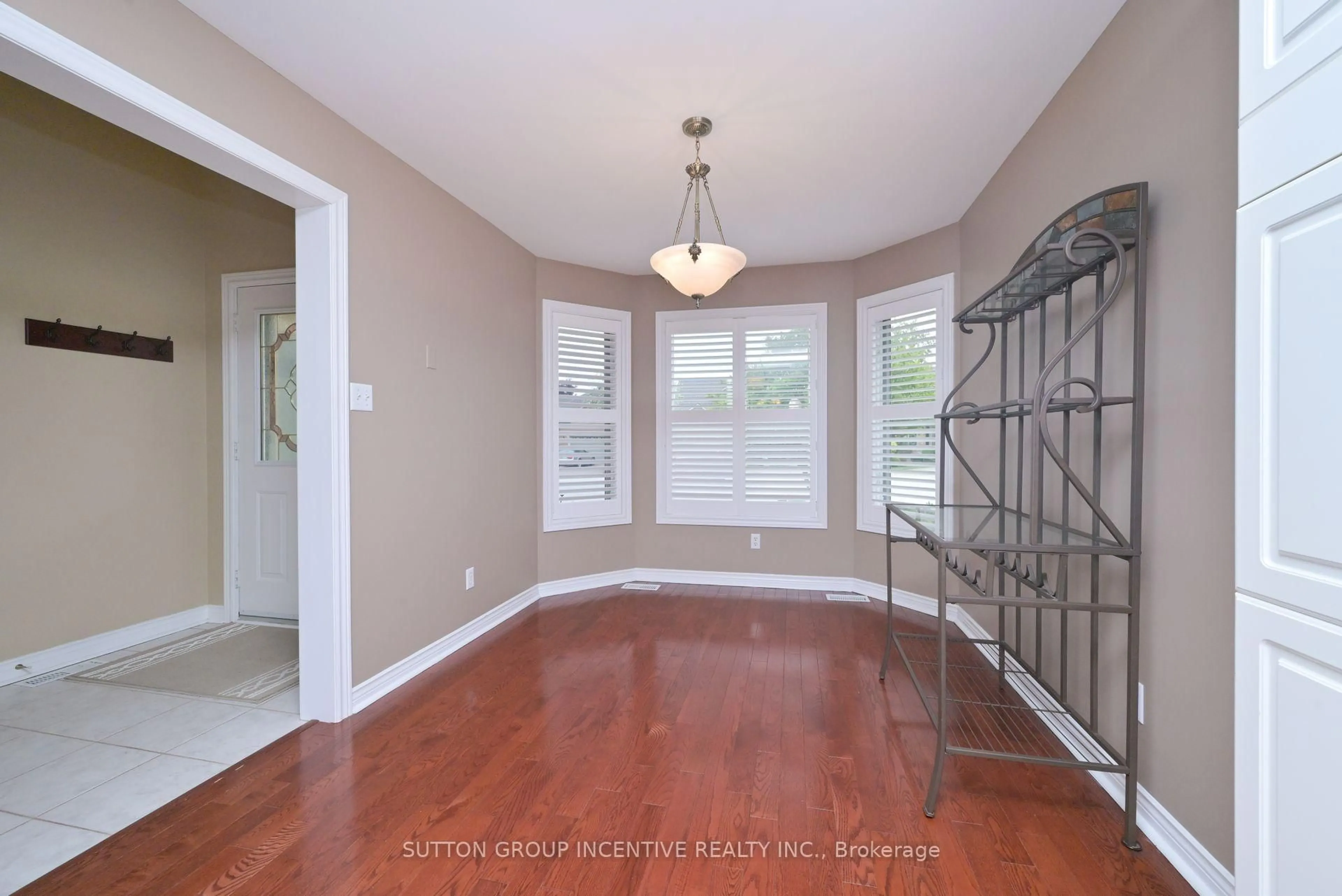 Indoor entryway for 4 Belair Pl, New Tecumseth Ontario L9R 1Z1