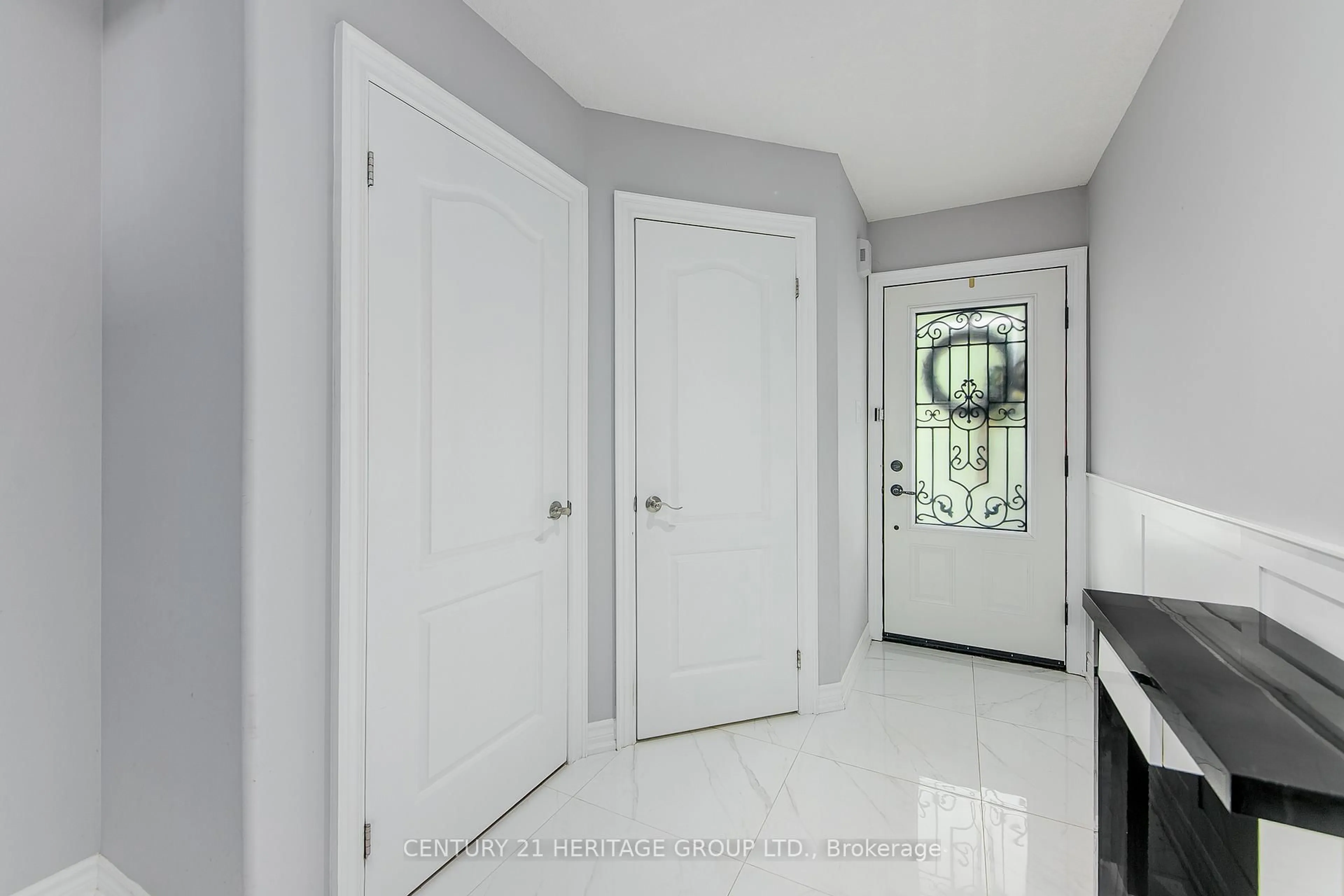 Indoor entryway for 70 Falkner Rd, New Tecumseth Ontario L9R 0A8