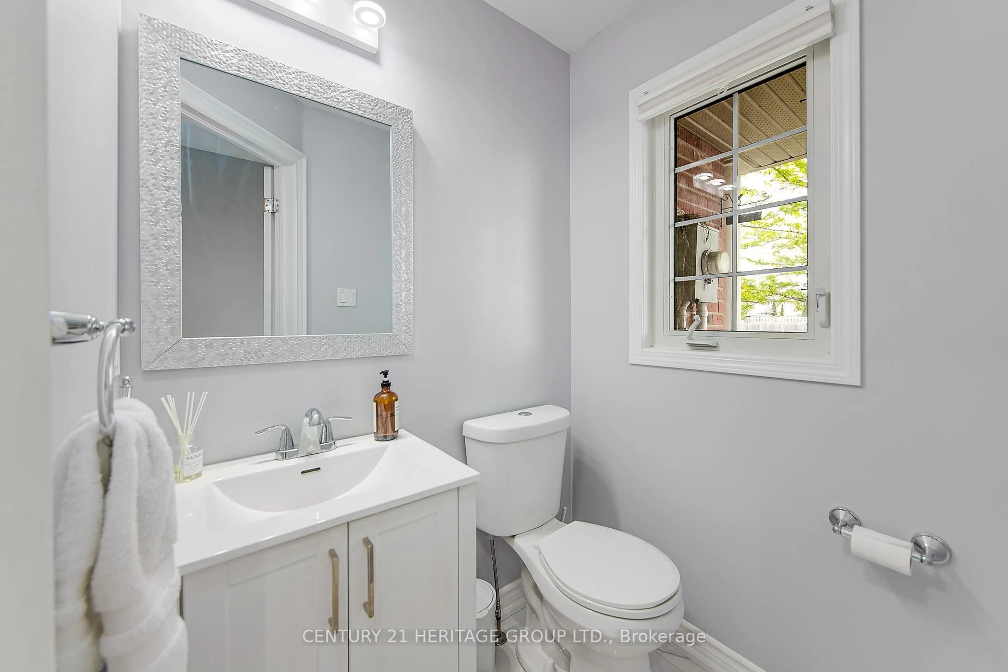 Standard bathroom, ceramic/tile floor for 70 Falkner Rd, New Tecumseth Ontario L9R 0A8