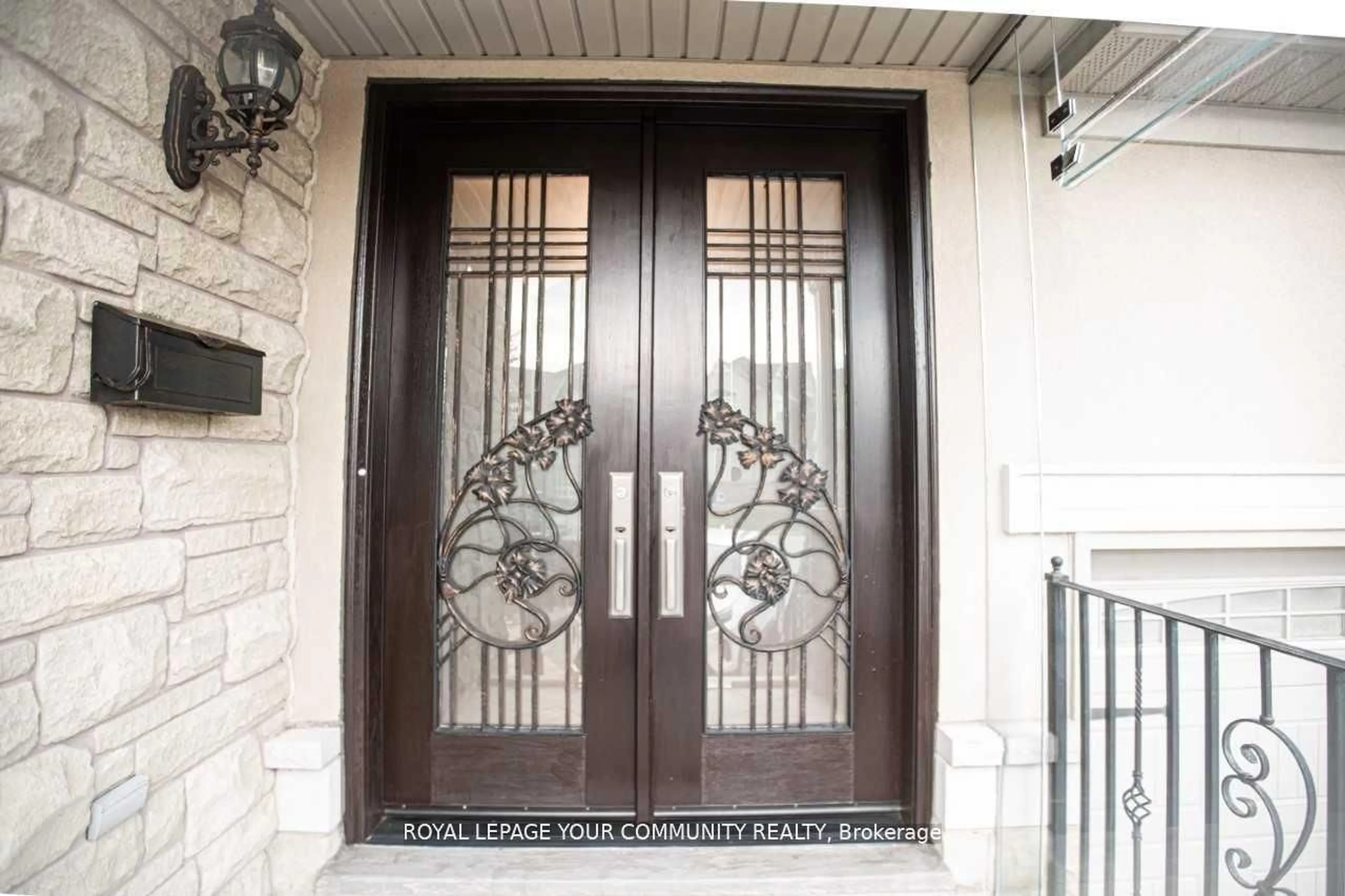 Indoor entryway for 35 Vandervoort Dr, Richmond Hill Ontario L4E 0C7