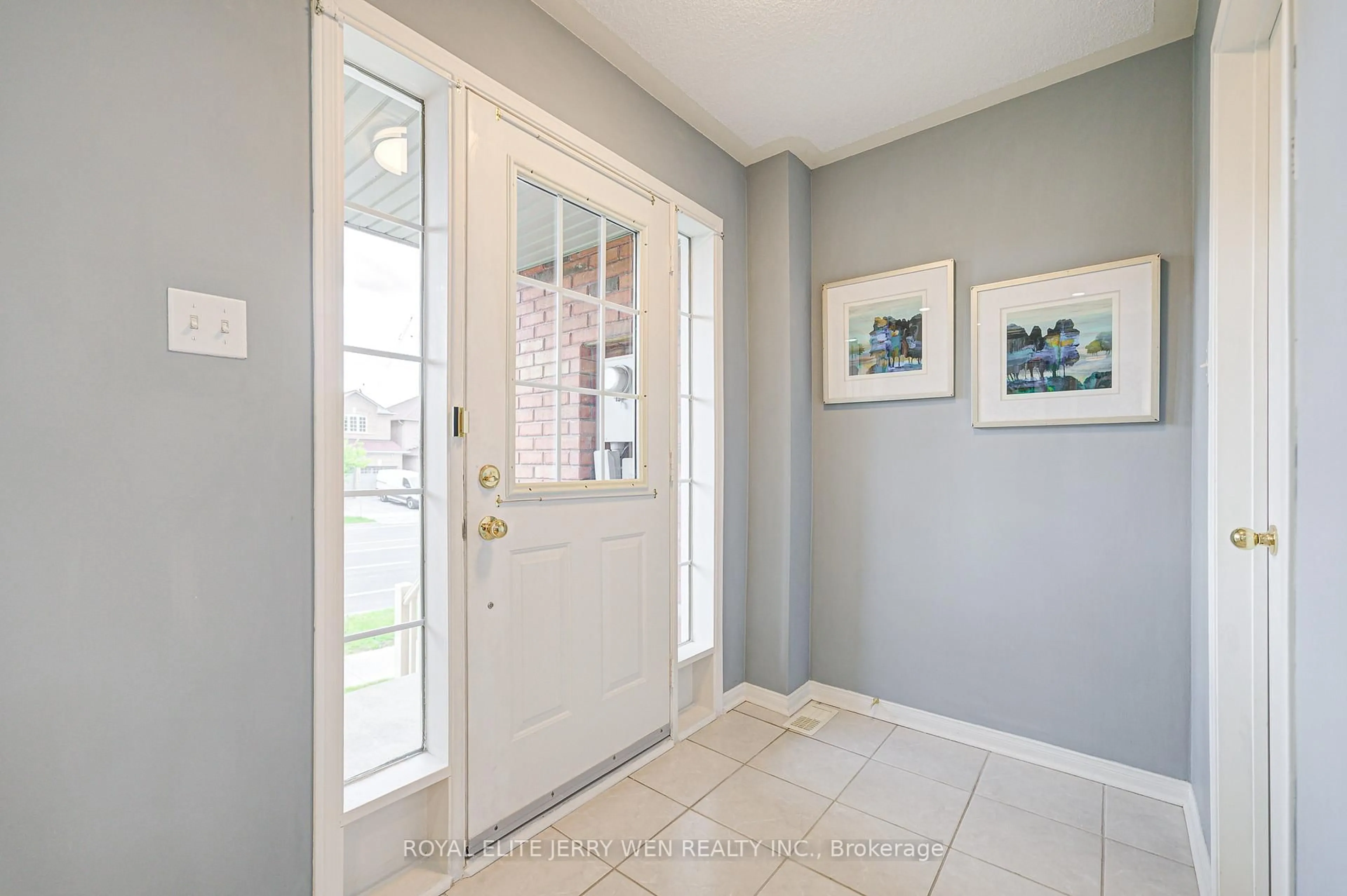Indoor entryway for 716 Castlemore Ave, Markham Ontario L6E 1M9