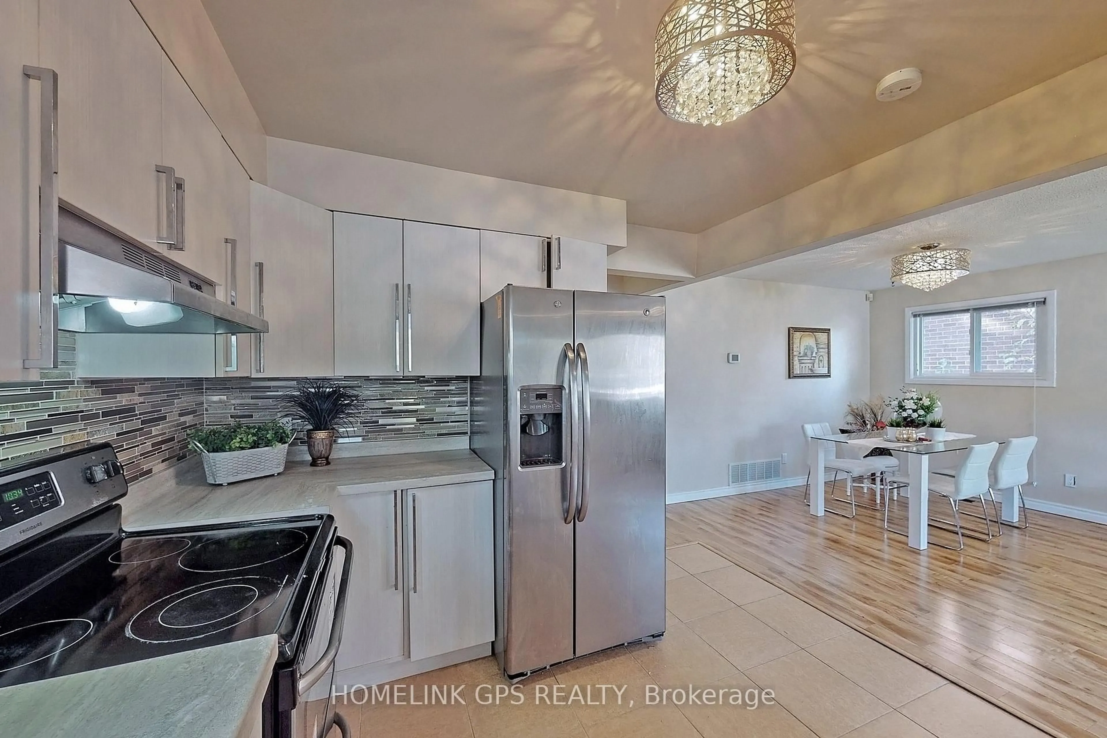 Open concept kitchen, ceramic/tile floor for 267 Elgin Mills Rd, Richmond Hill Ontario L4C 4M1