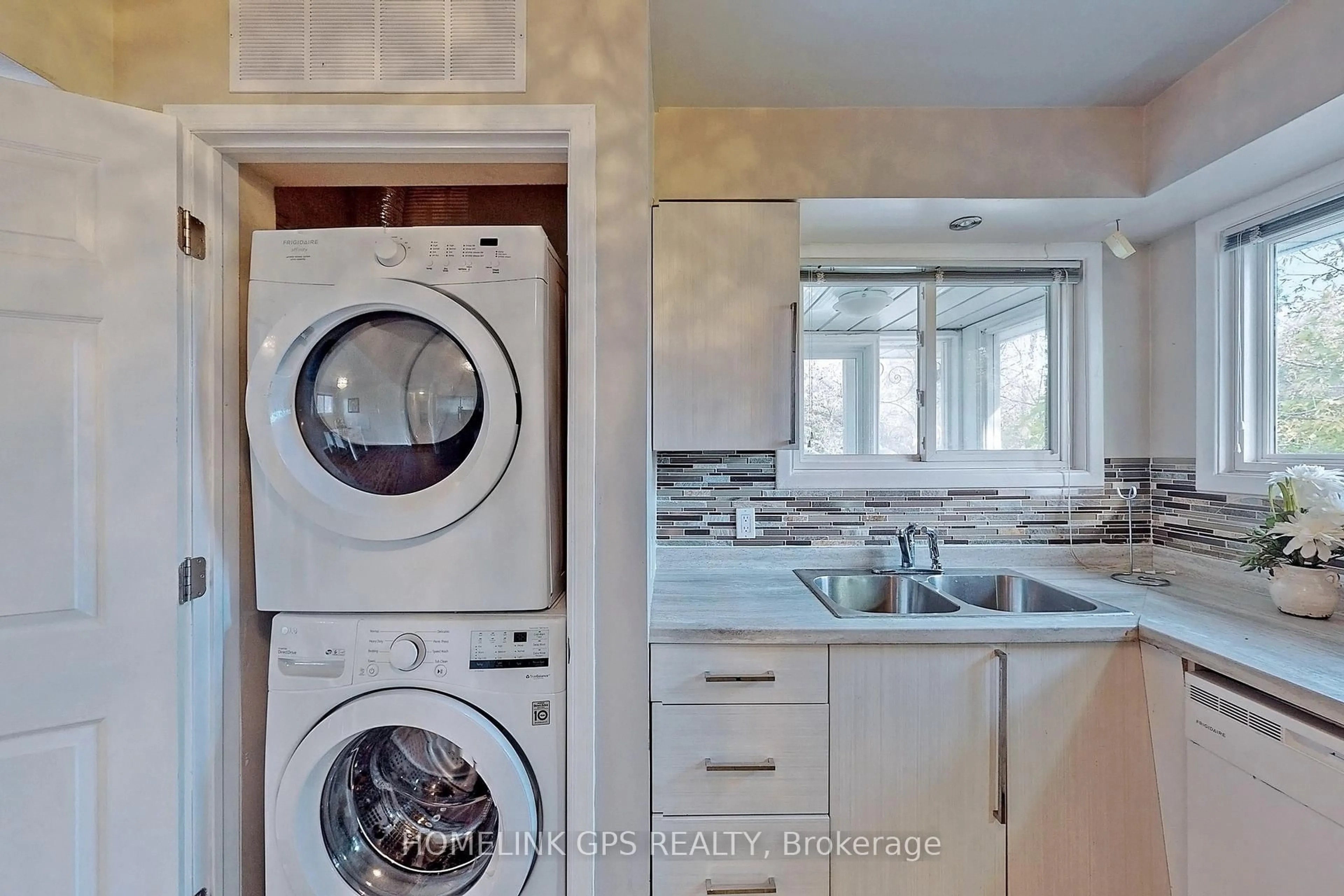 Laundry room for 267 Elgin Mills Rd, Richmond Hill Ontario L4C 4M1