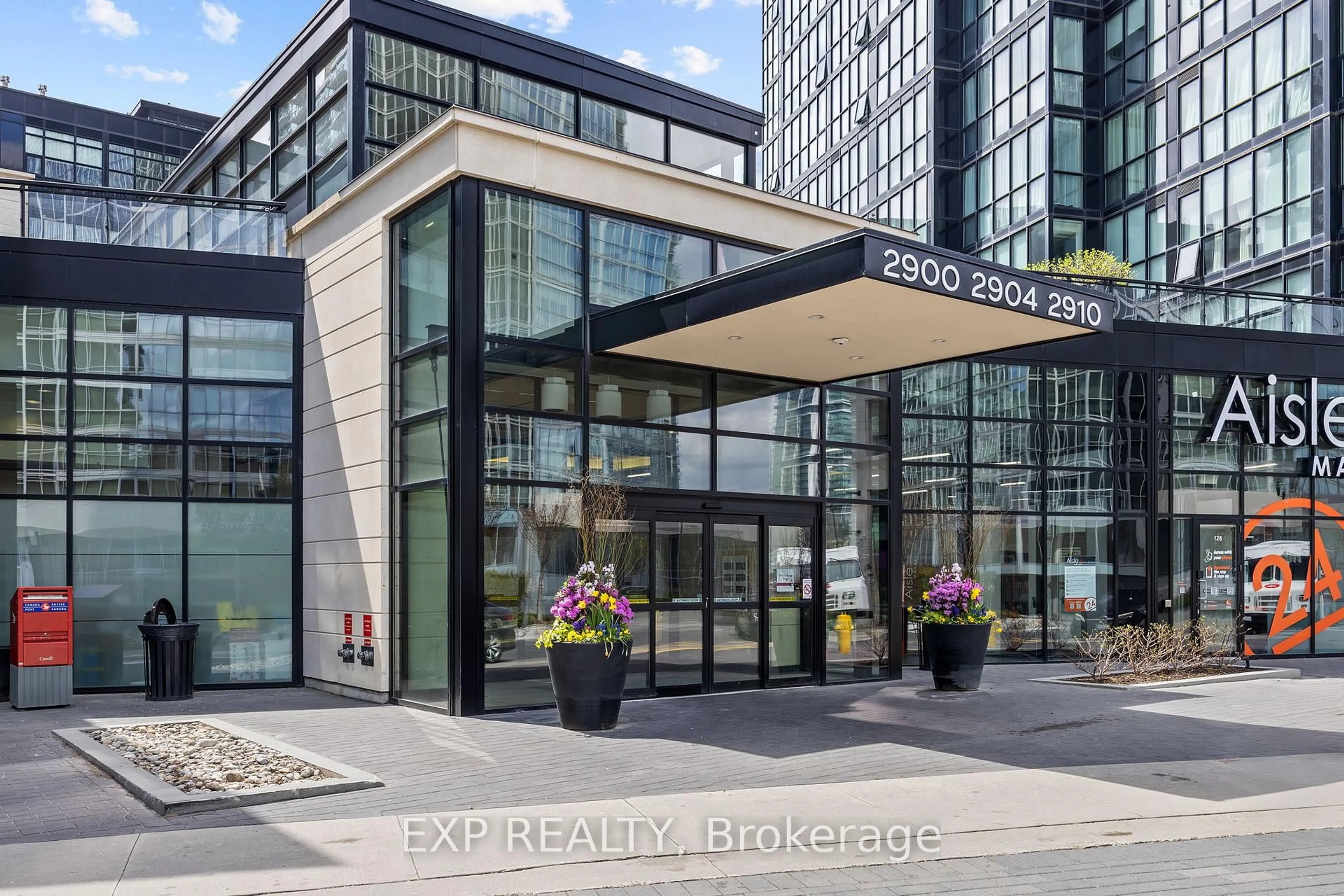 Indoor foyer for 2910 Hwy 7 Rd #1908, Vaughan Ontario L4K 0H8