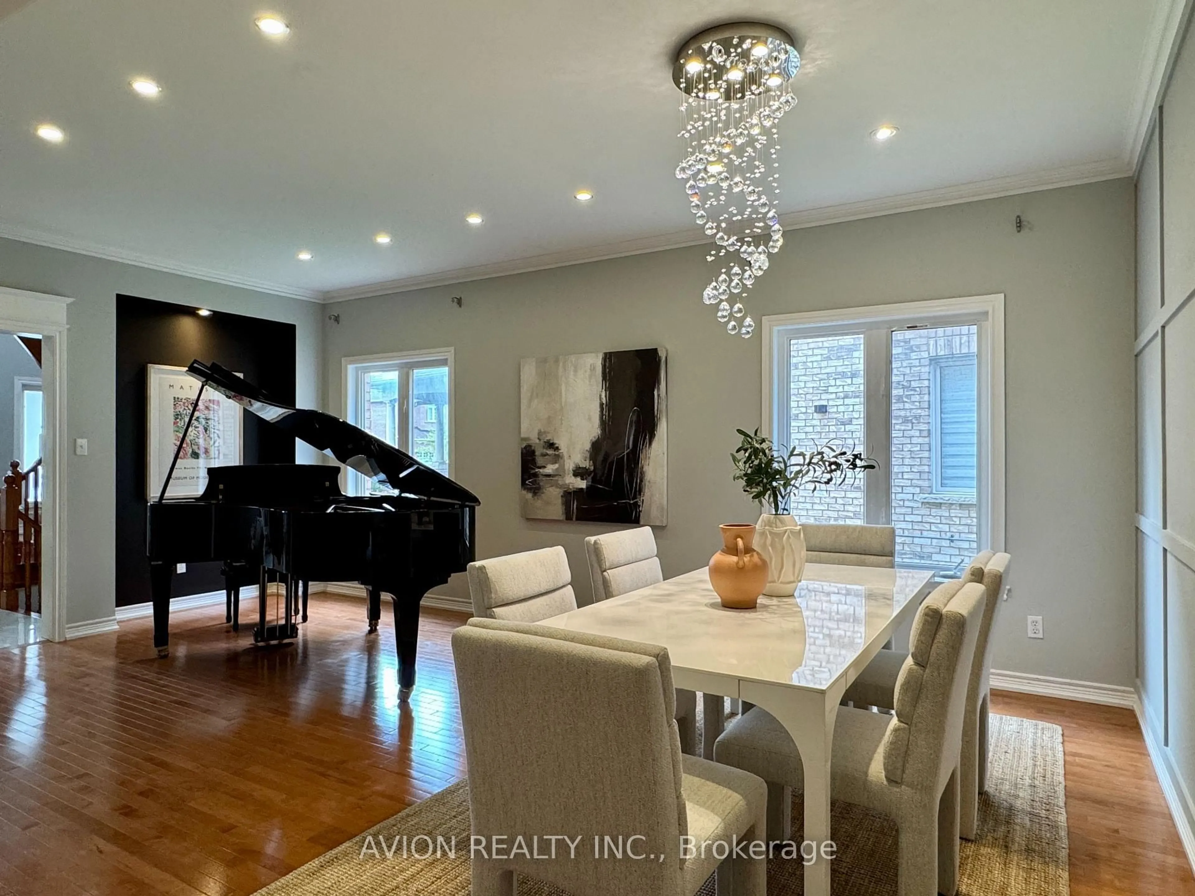 Dining room, wood/laminate floor for 93 Alamo Heights Dr, Richmond Hill Ontario L4S 2W4