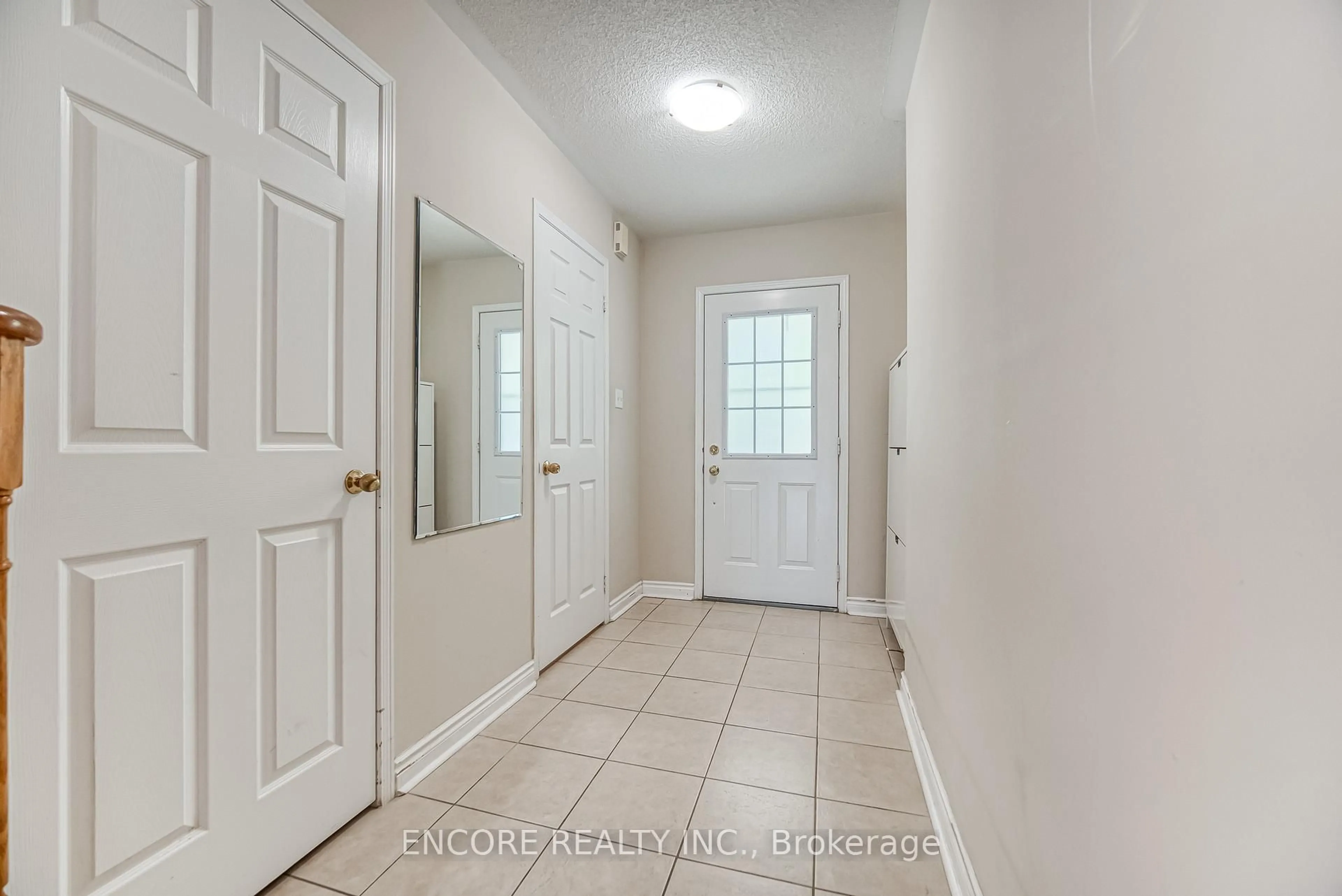 Indoor entryway for 46 Anita Dr, Markham Ontario L3R 4X3