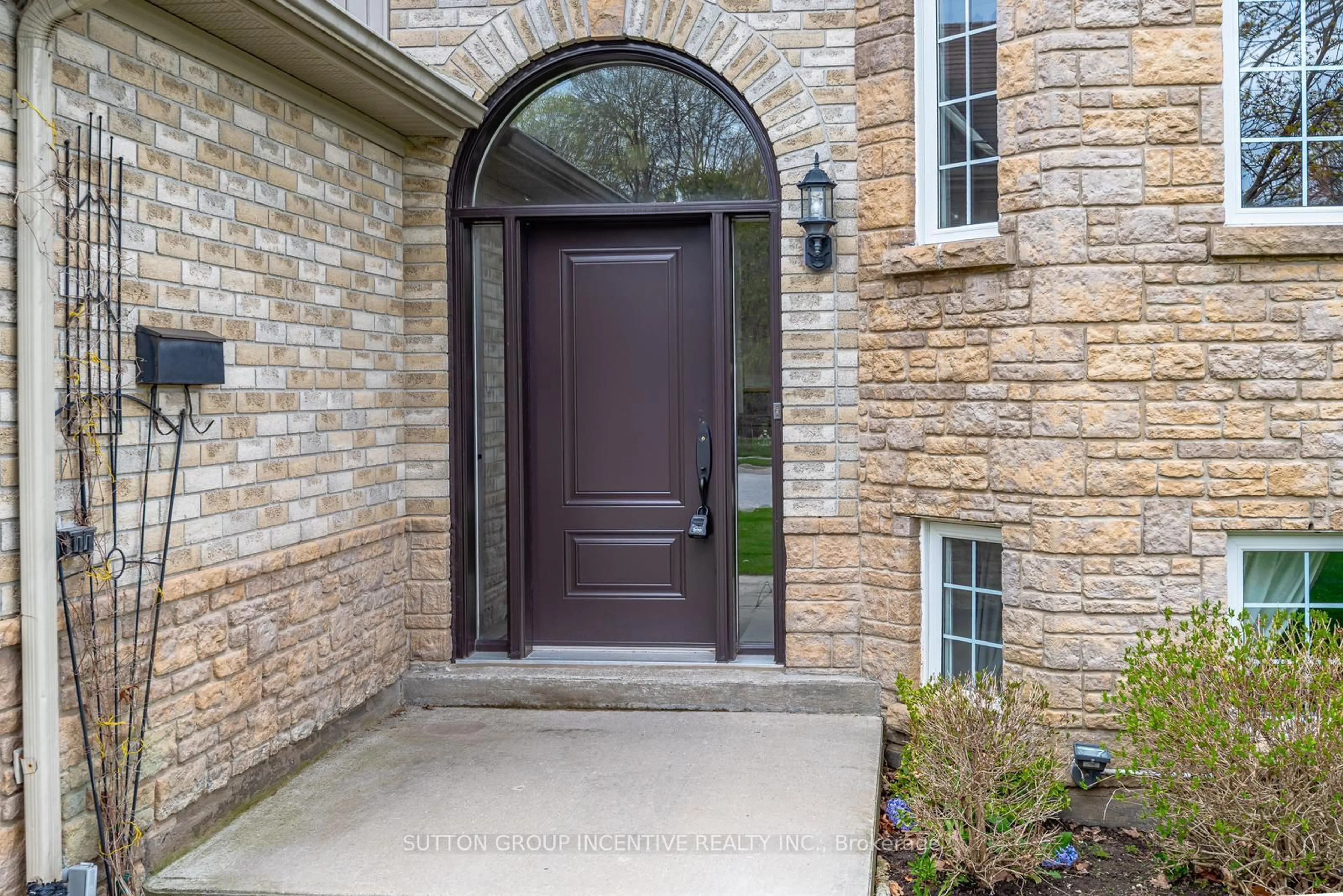 Indoor entryway for 78 Howard Rd, Newmarket Ontario L3Y 3G7
