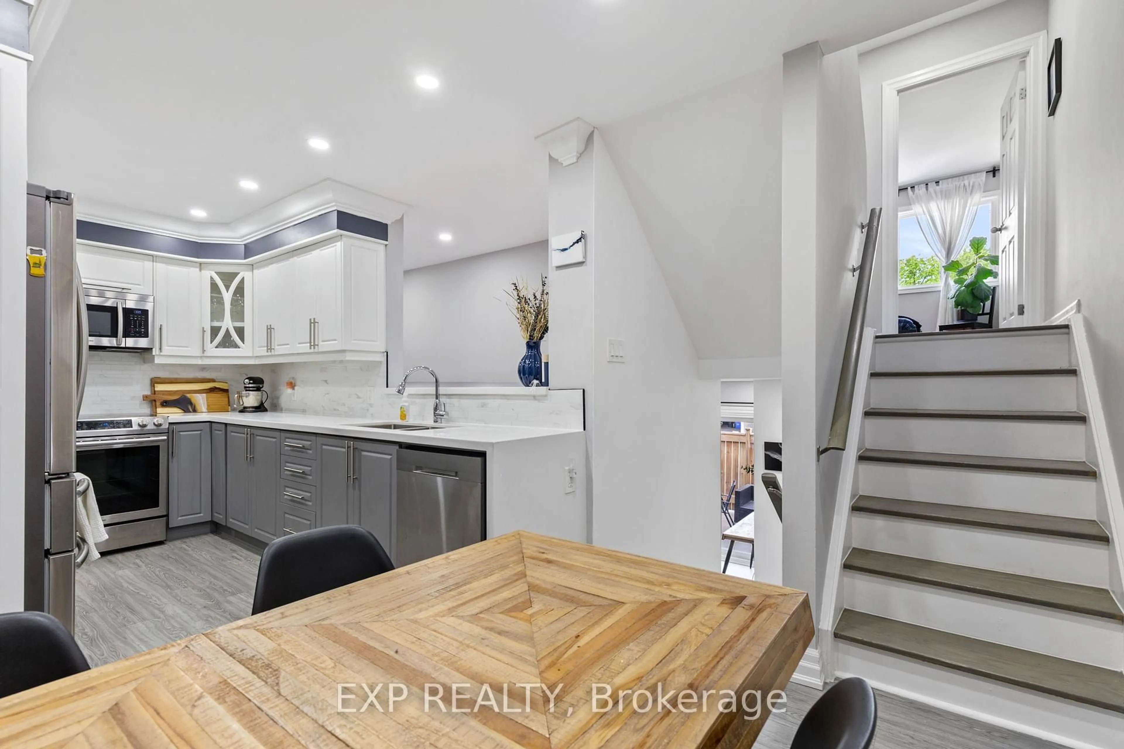 Unknown for 293 Milestone Cres, Aurora Ontario L4G 3M2