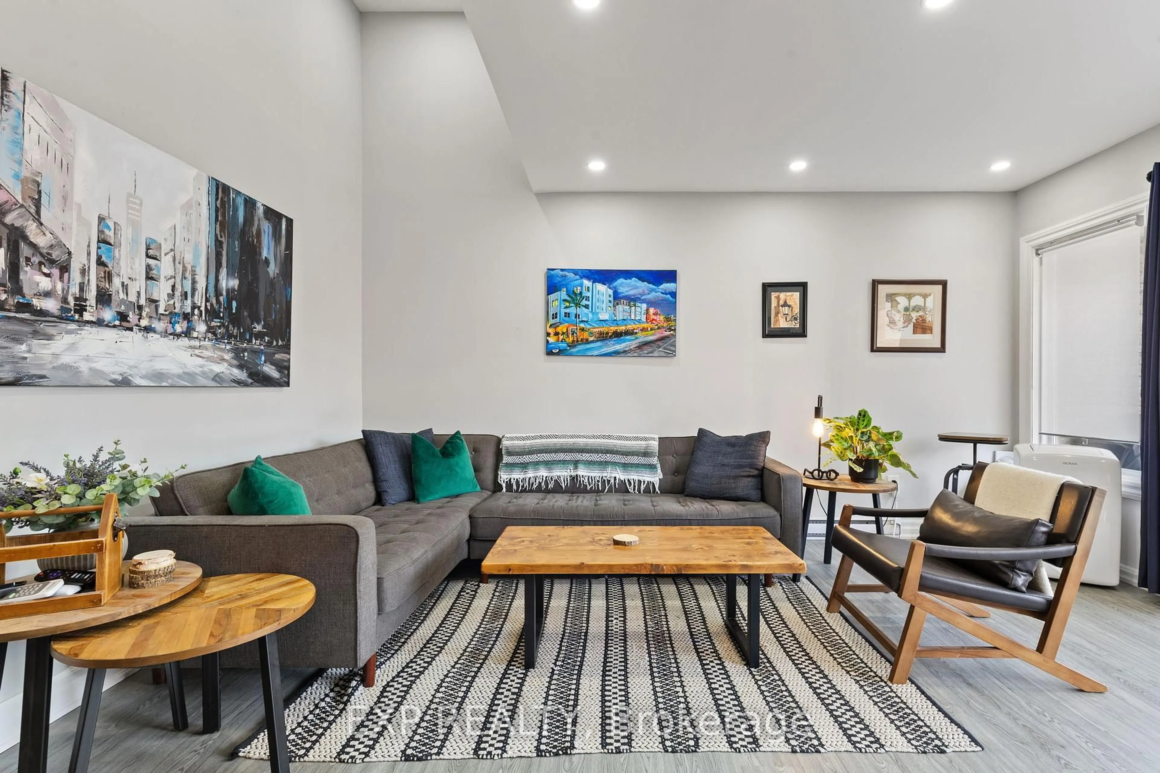 Living room with furniture, unknown for 293 Milestone Cres, Aurora Ontario L4G 3M2
