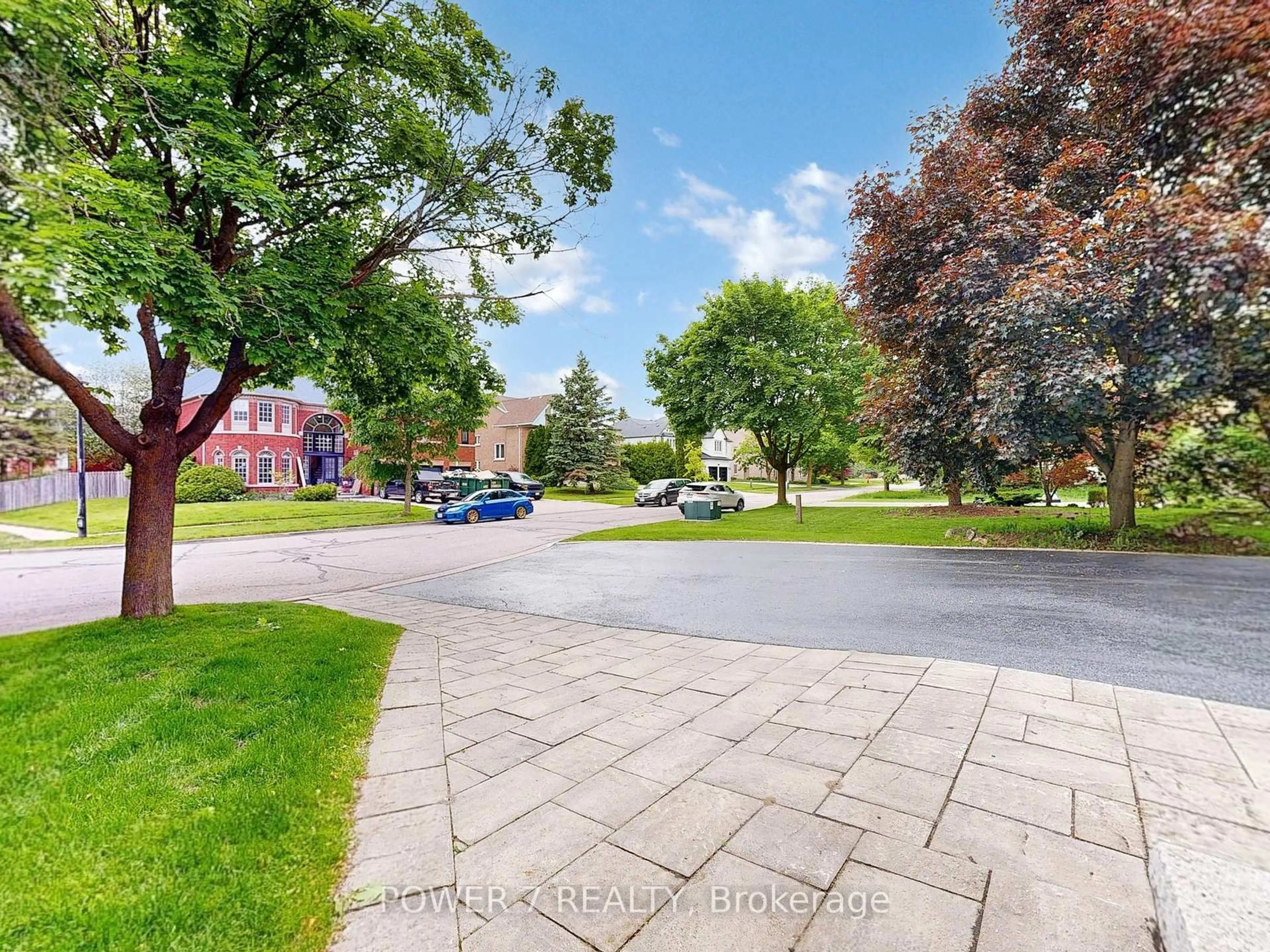 A pic from outside/outdoor area/front of a property/back of a property/a pic from drone, street for 1098 Secretariate Rd, Newmarket Ontario L3X 1M3