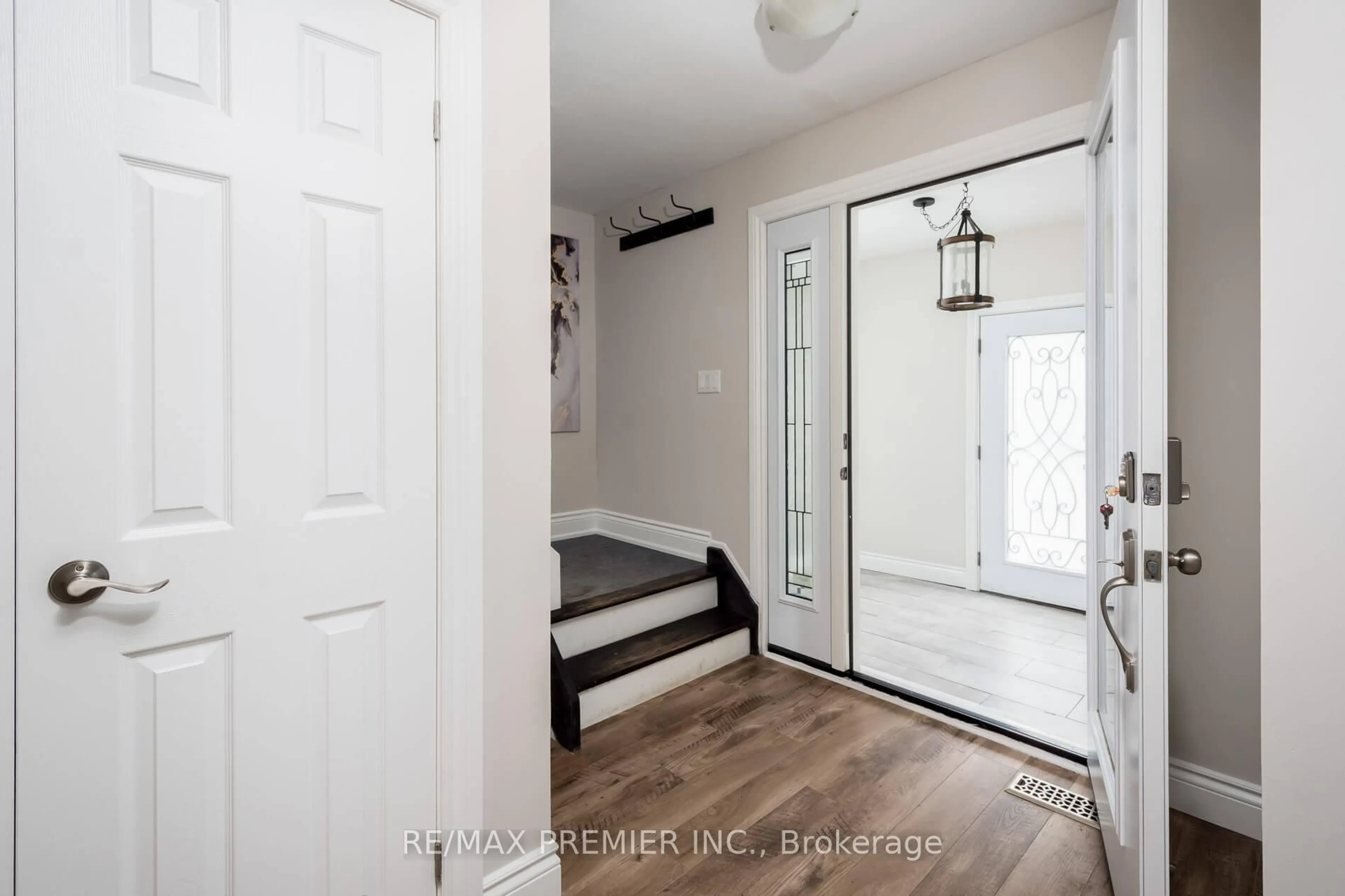 Indoor entryway for 15 Maple Ave, New Tecumseth Ontario L0G 1A0