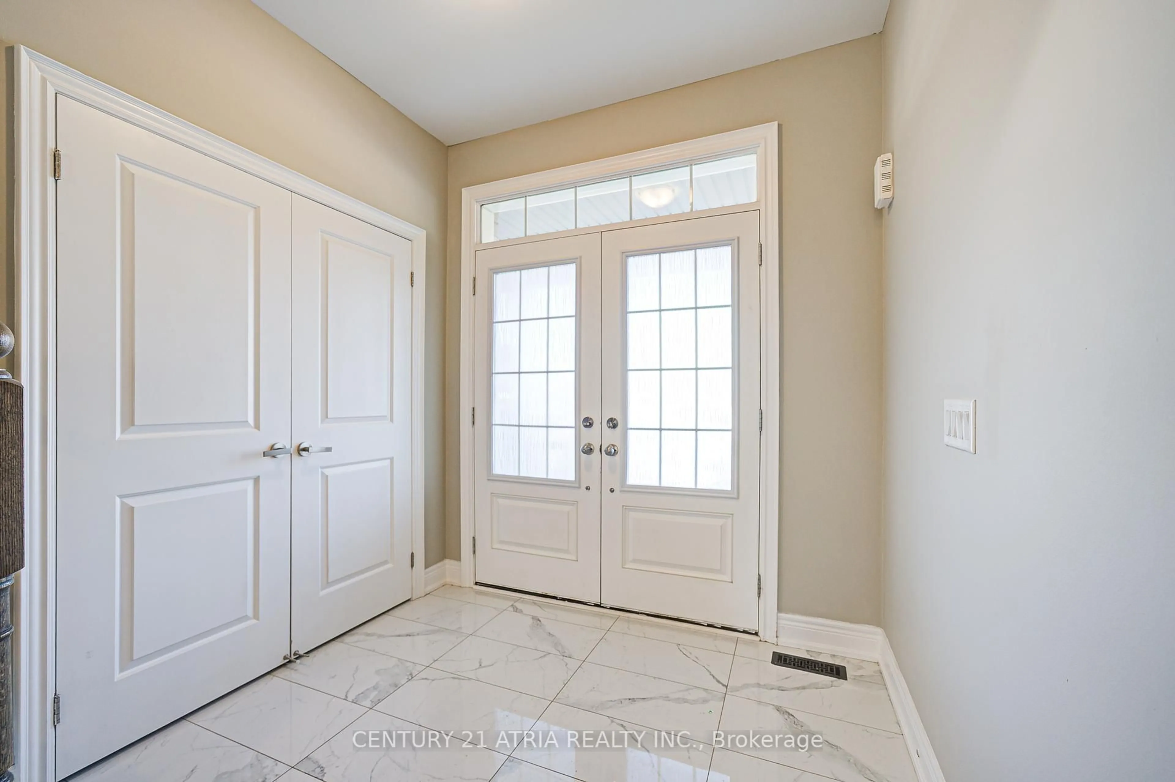 Indoor entryway for 150 Walter English Dr, East Gwillimbury Ontario L9N 0Y8