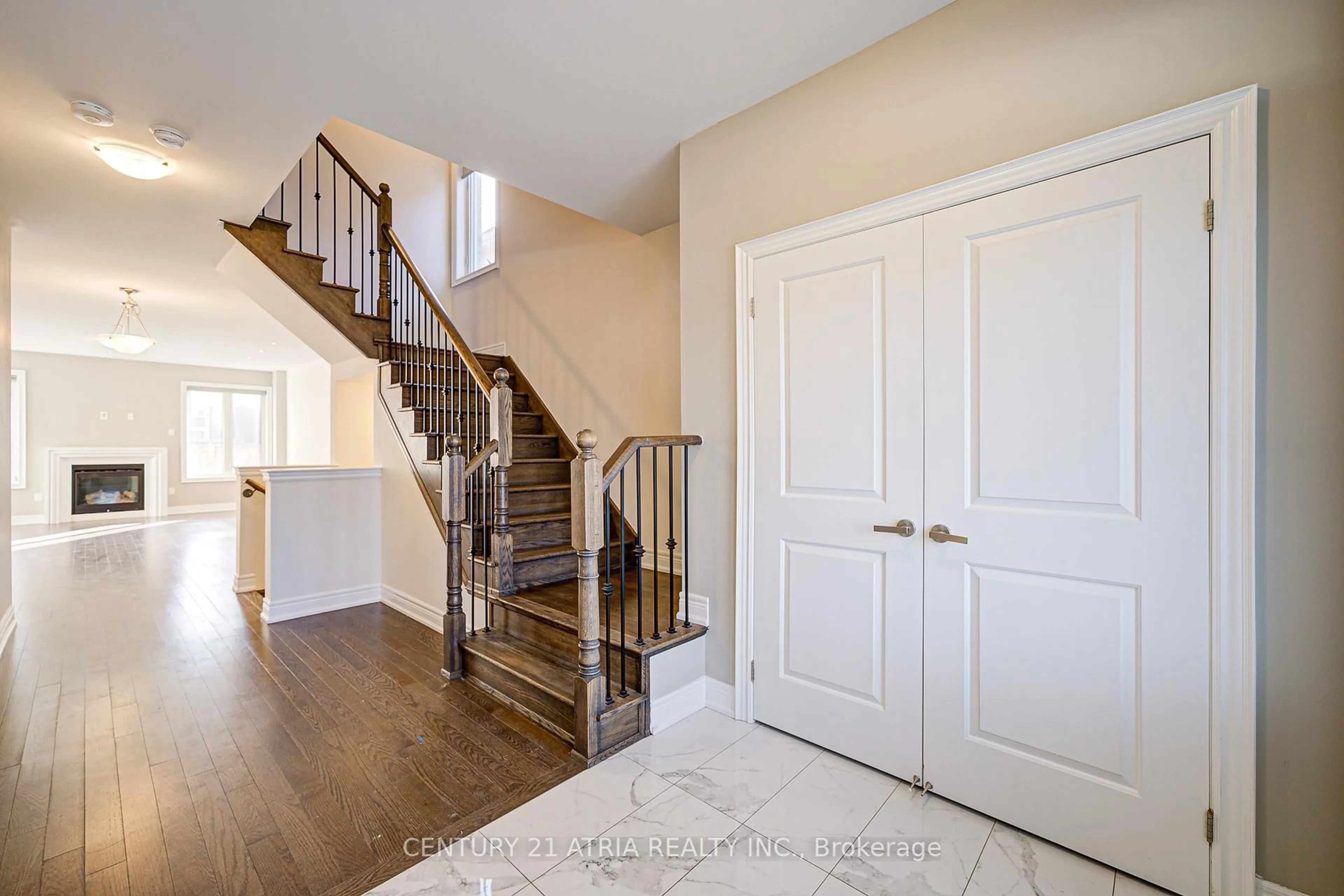 Indoor entryway for 150 Walter English Dr, East Gwillimbury Ontario L9N 0Y8