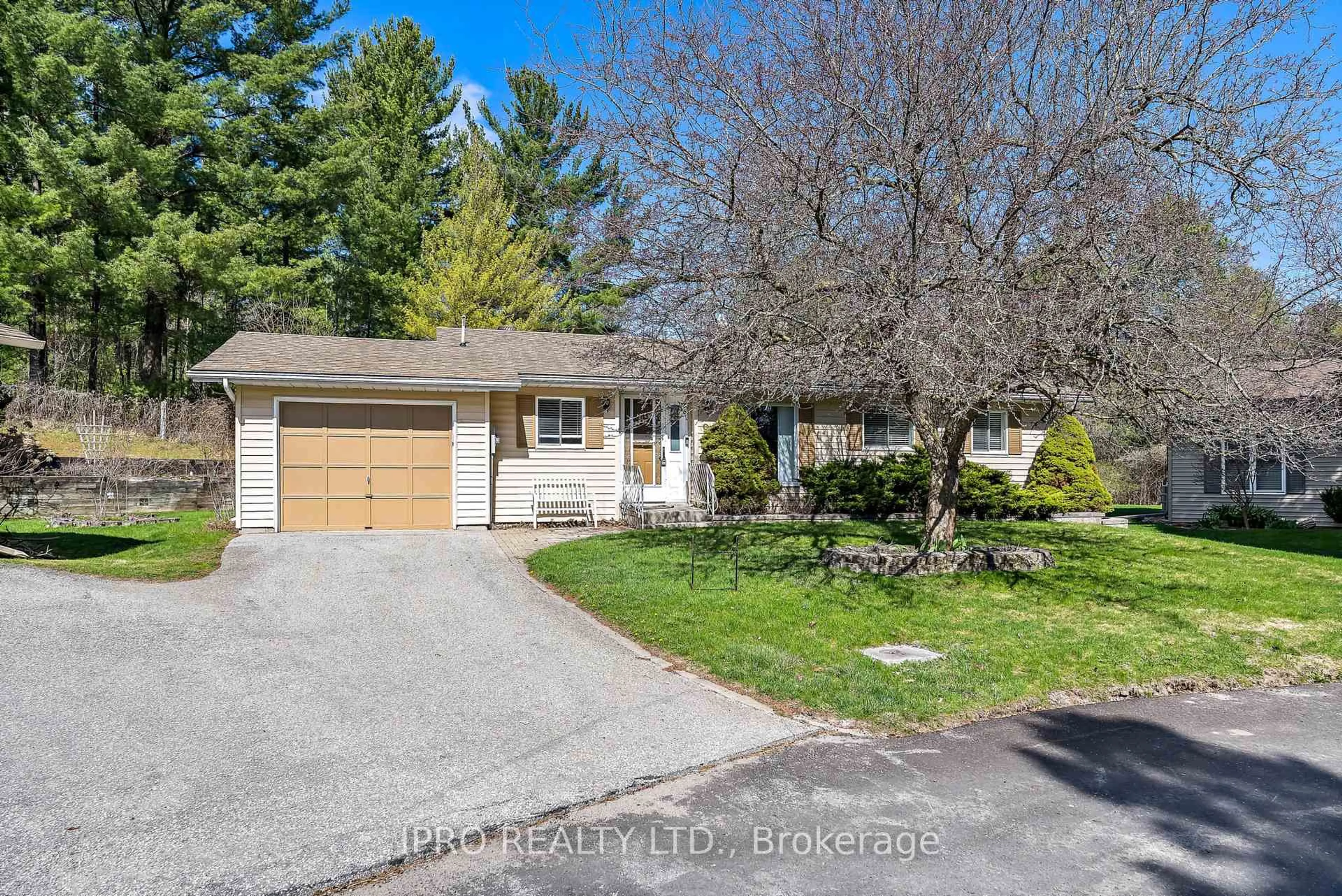 A pic from outside/outdoor area/front of a property/back of a property/a pic from drone, street for 9 Balsam Crt, New Tecumseth Ontario L0G 1W0
