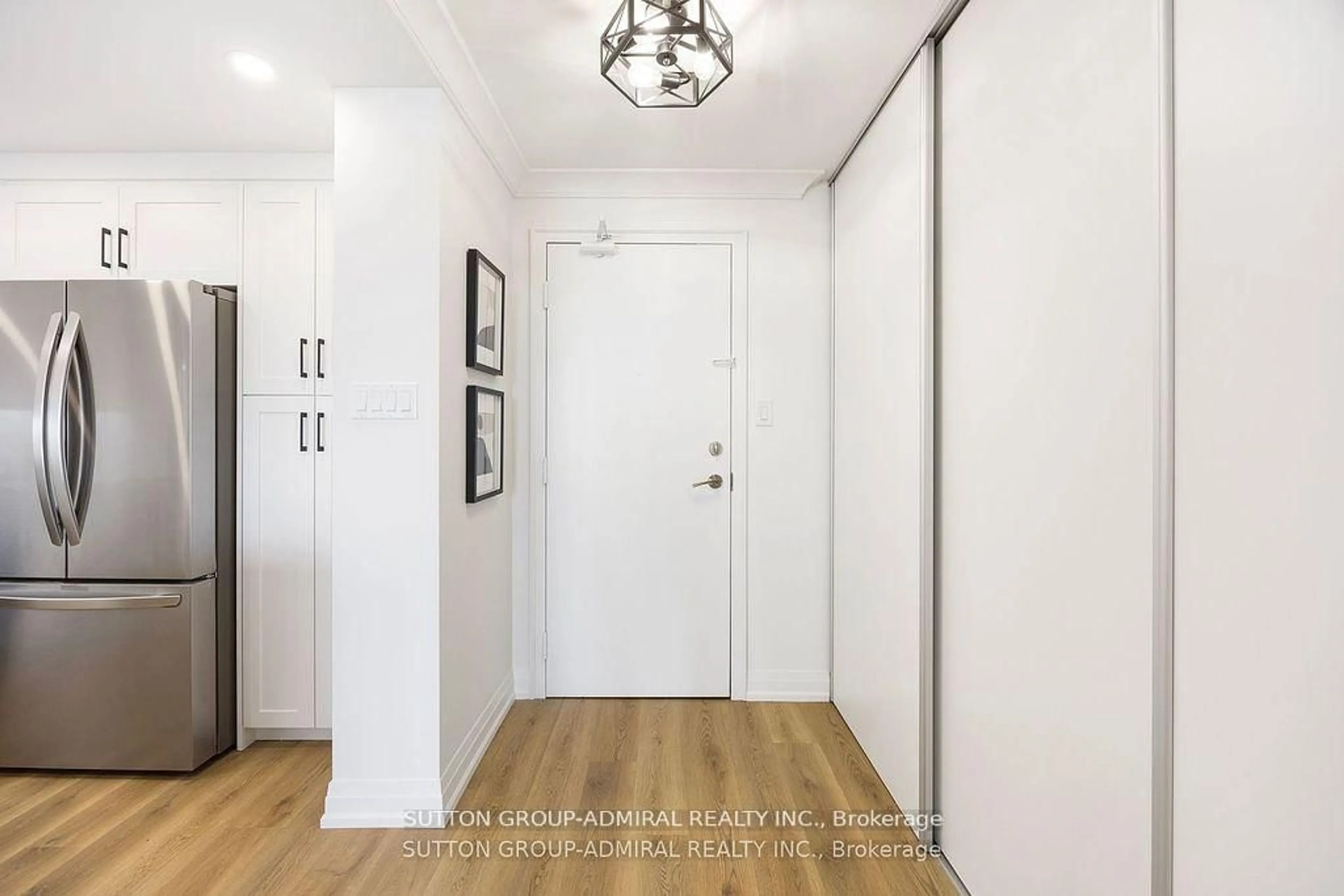 Indoor entryway for 11 Townsgate Dr #602, Vaughan Ontario L4J 8G4