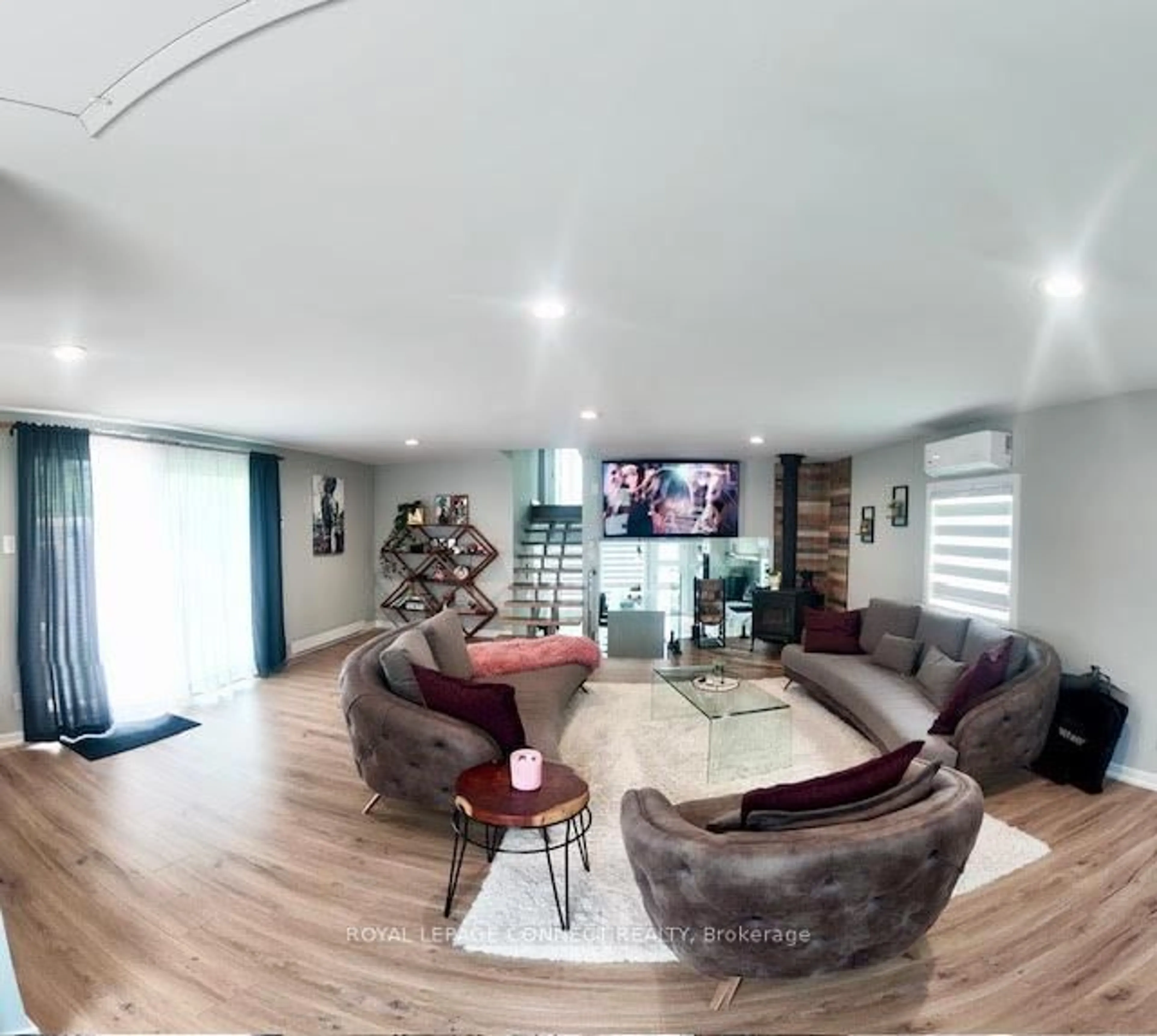 Living room with furniture, unknown for 26 Parkhill Dr, Whitchurch-Stouffville Ontario L4A 2G1