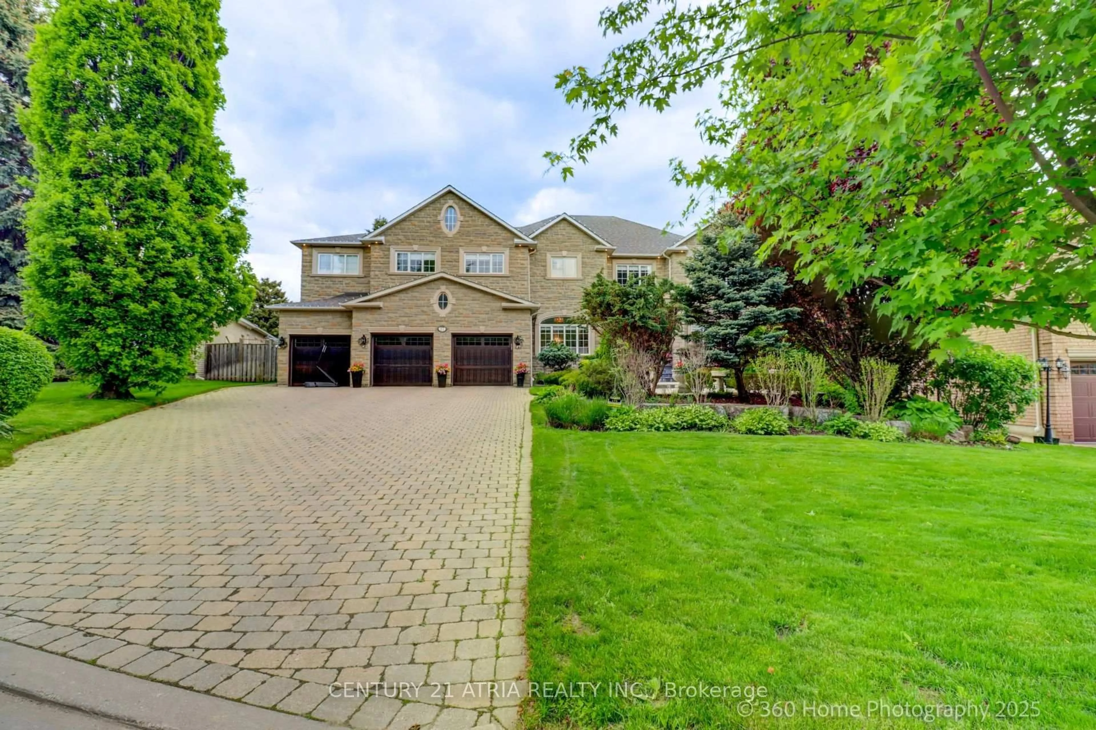 A pic from outside/outdoor area/front of a property/back of a property/a pic from drone, street for 27 Glacier Crt, Vaughan Ontario L6A 2V3