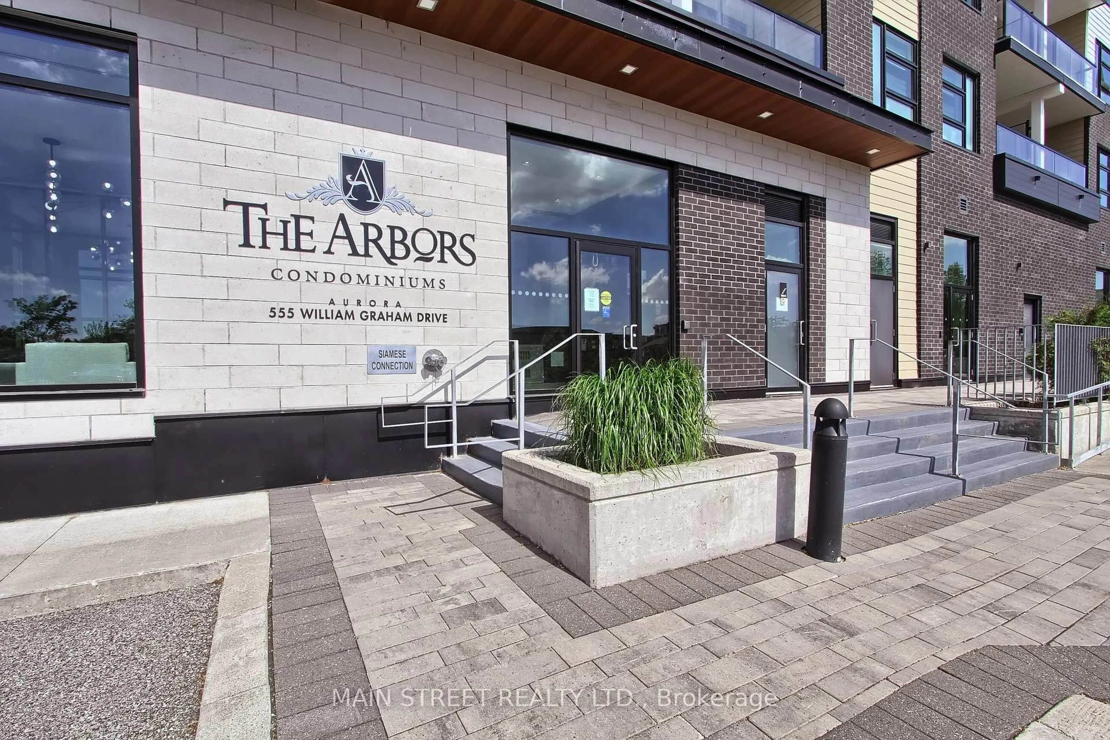 Indoor foyer for 555 William Graham Dr #110, Aurora Ontario L4G 7C4