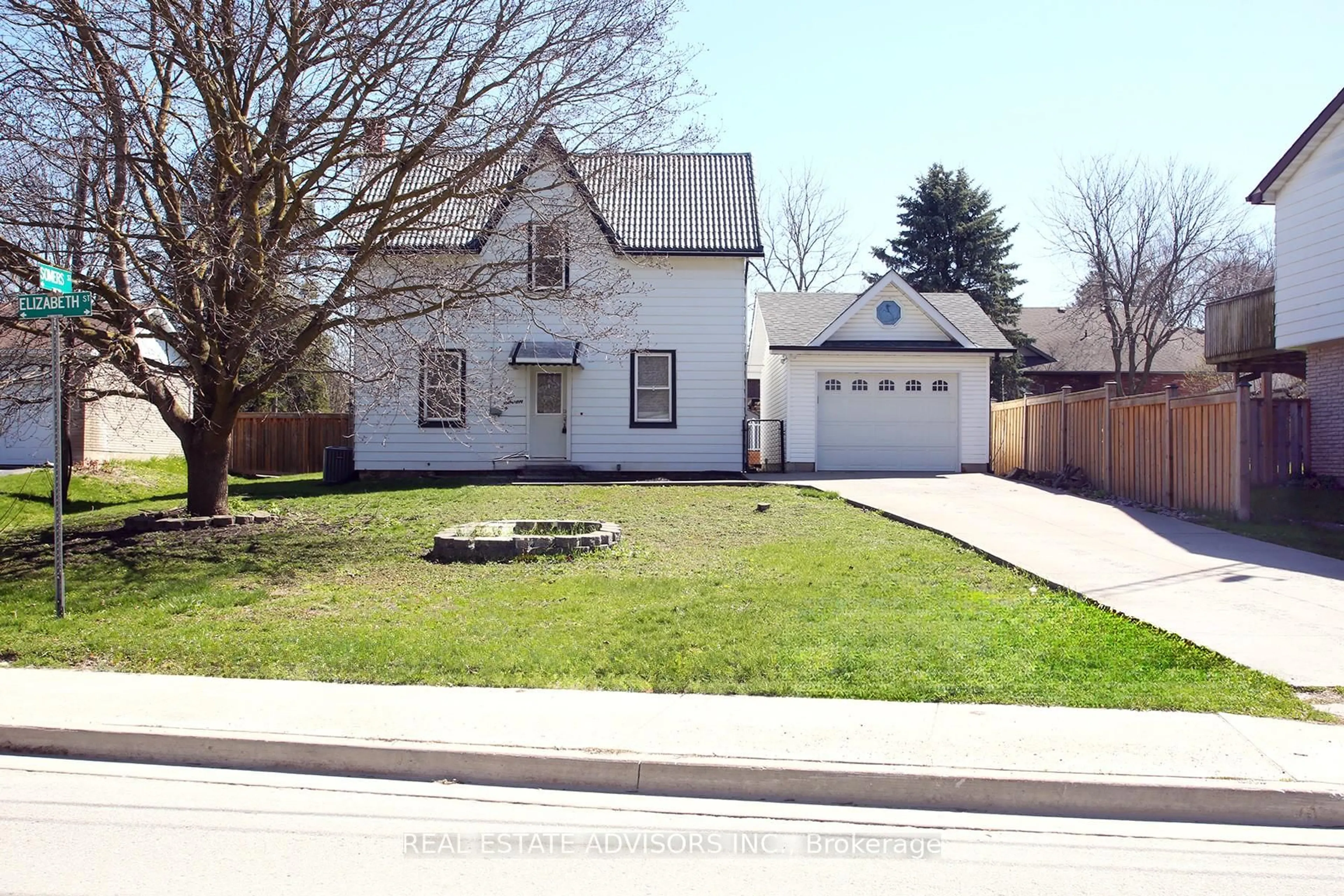 A pic from outside/outdoor area/front of a property/back of a property/a pic from drone, street for 7 Elizabeth St, Innisfil Ontario L0L 1L0