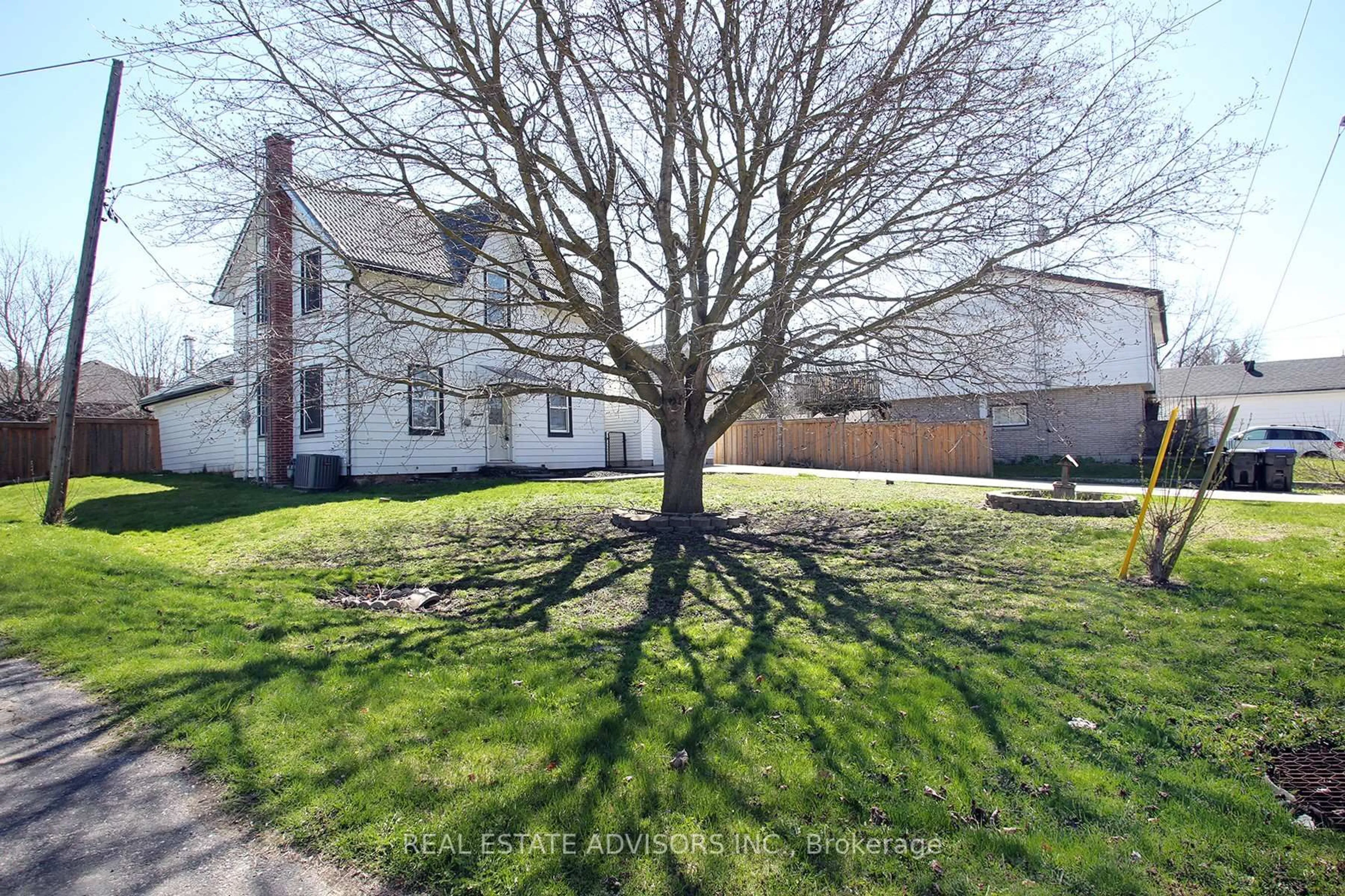 A pic from outside/outdoor area/front of a property/back of a property/a pic from drone, street for 7 Elizabeth St, Innisfil Ontario L0L 1L0
