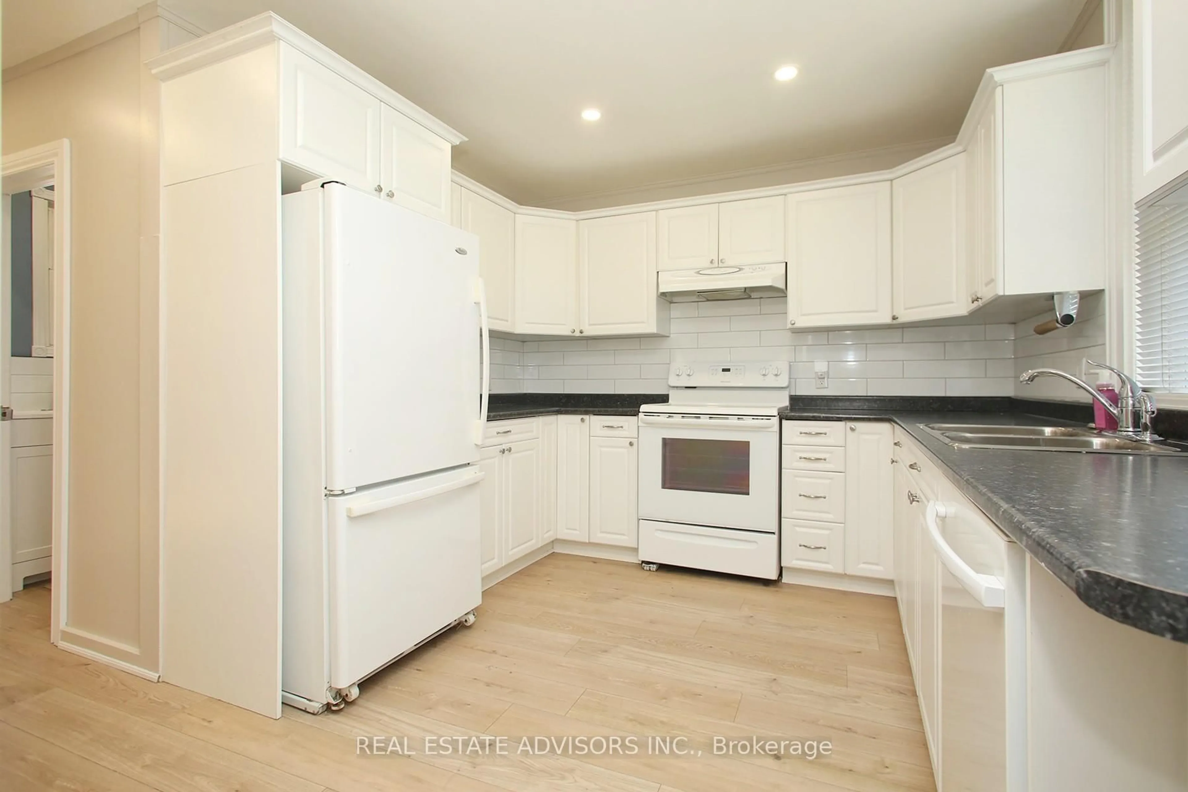 Standard kitchen, unknown for 7 Elizabeth St, Innisfil Ontario L0L 1L0