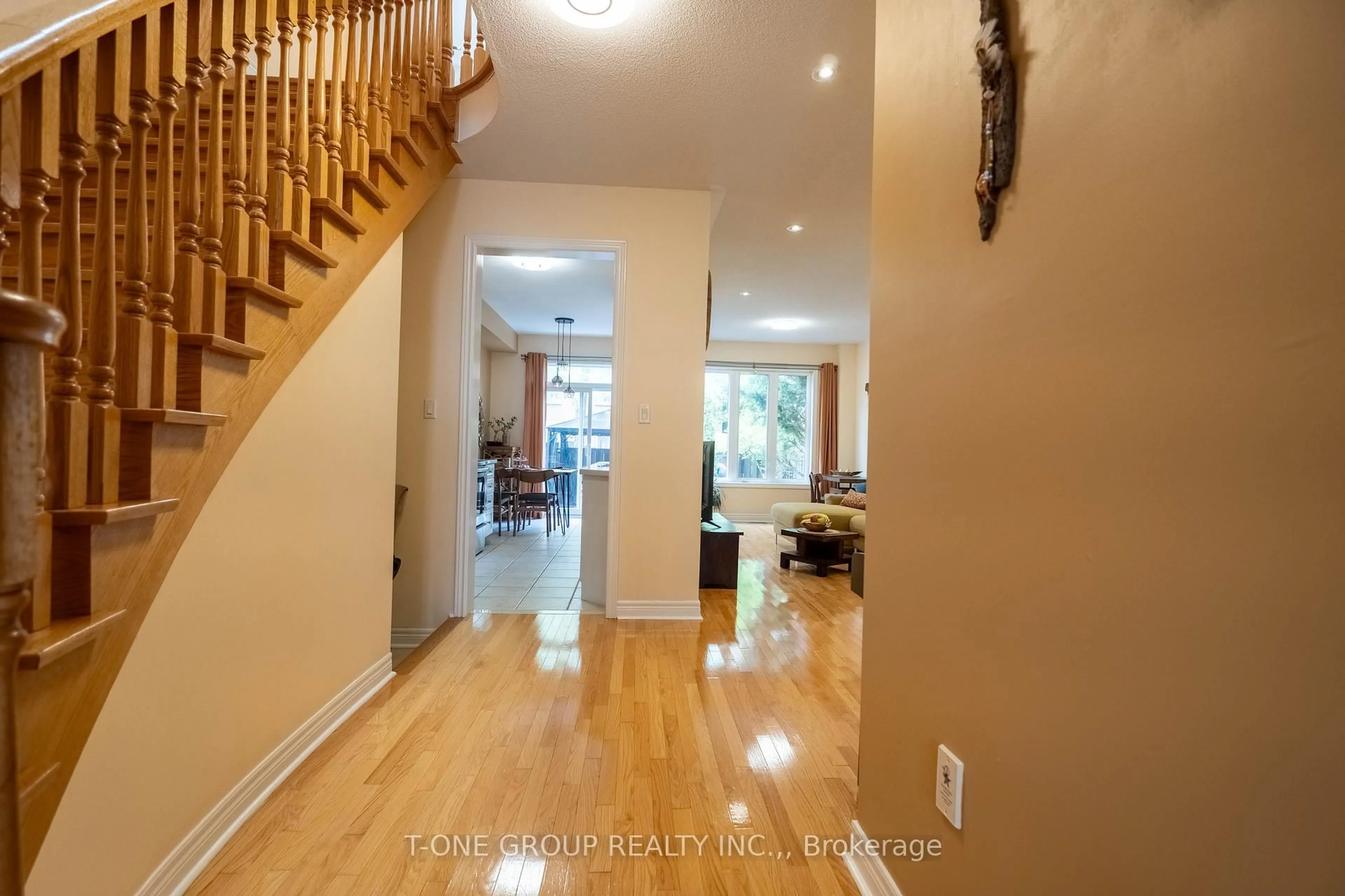Indoor foyer for Unit 14 - 8 Townwood Dr, Richmond Hill Ontario L4E 4X9