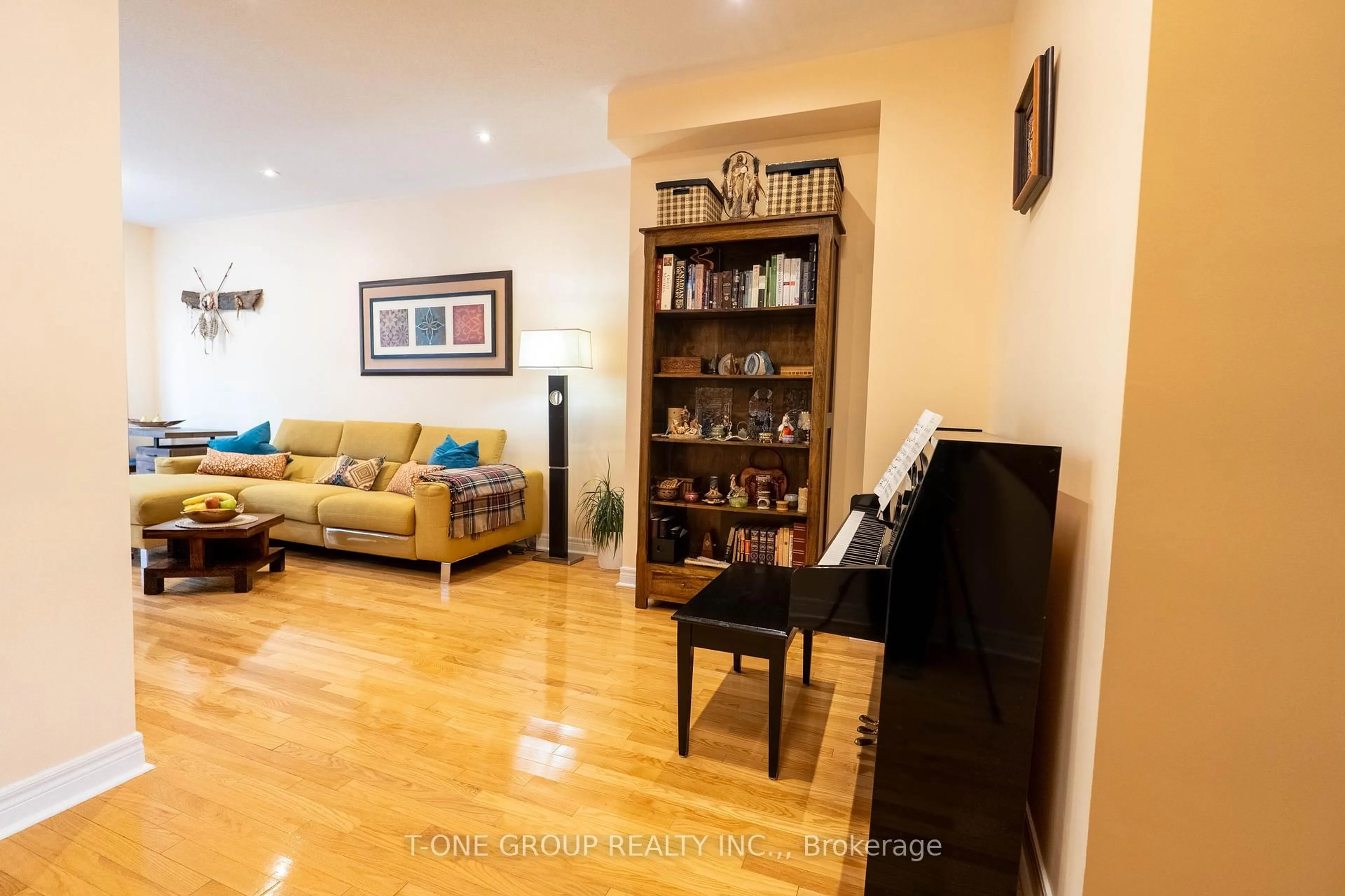 Living room with furniture, wood/laminate floor for Unit 14 - 8 Townwood Dr, Richmond Hill Ontario L4E 4X9